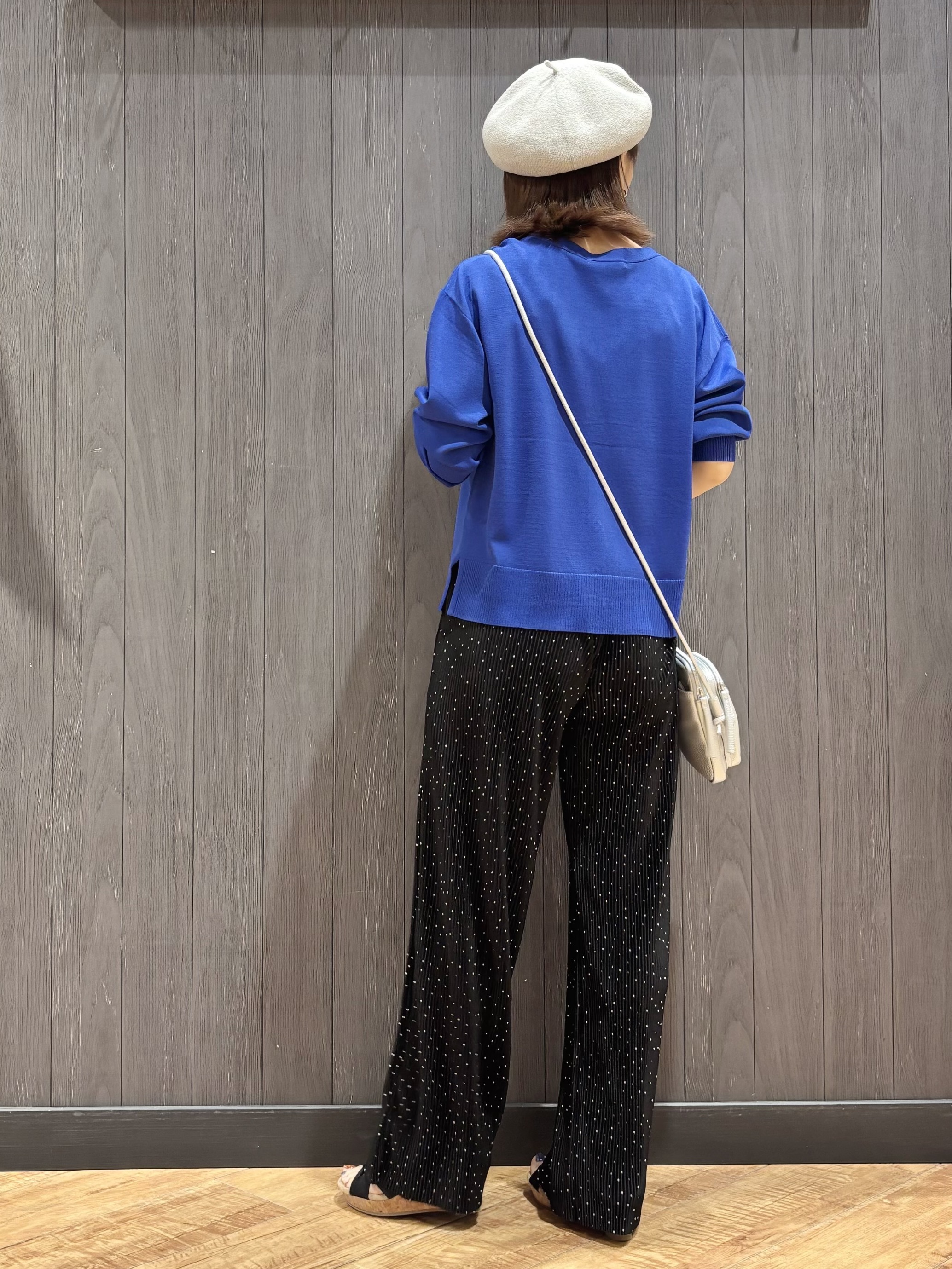 meiさんの「SHOO･LA･RUE｜【洗濯機可/ひんやり/UV】さらっとしたタッチが心地よい ショート丈 Vネックカーディガン」を使ったコーディネート
