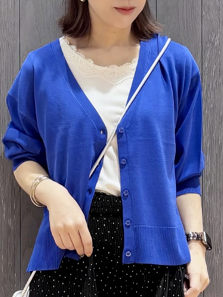 meiさんの「SHOO･LA･RUE｜【洗濯機可/ひんやり/UV】さらっとしたタッチが心地よい ショート丈 Vネックカーディガン」を使ったコーディネート