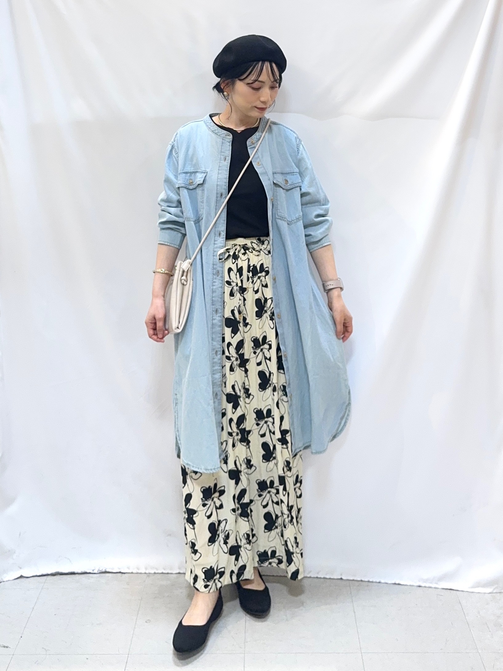 𝐇𝐢𝐫𝐨𝐦𝐢さんの「SHOO･LA･RUE｜【ライトオンスデニム/S-LL/体型カバー】首元すっきり ワンピにもなるロングデニムシャツ」を使ったコーディネート