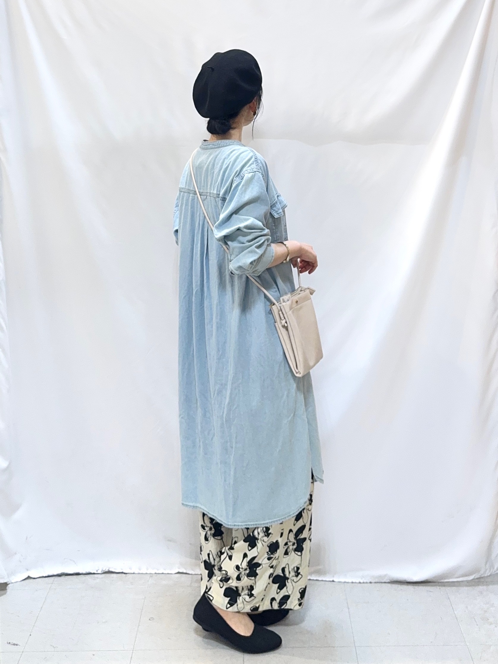 𝐇𝐢𝐫𝐨𝐦𝐢さんの「SHOO･LA･RUE｜【ライトオンスデニム/S-LL/体型カバー】首元すっきり ワンピにもなるロングデニムシャツ」を使ったコーディネート