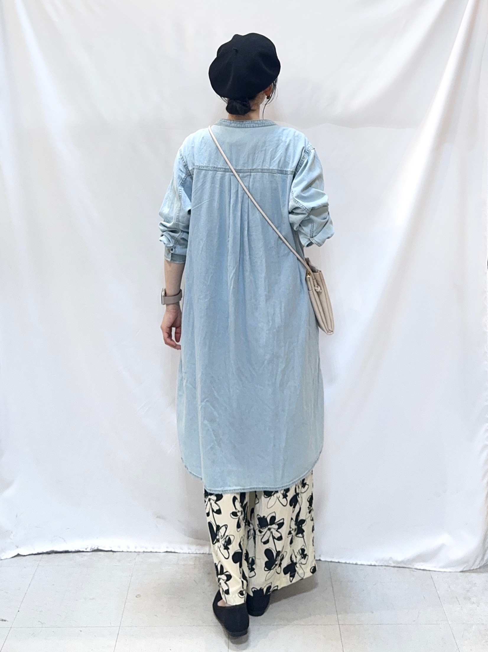 𝐇𝐢𝐫𝐨𝐦𝐢さんの「SHOO･LA･RUE｜【ライトオンスデニム/S-LL/体型カバー】首元すっきり ワンピにもなるロングデニムシャツ」を使ったコーディネート