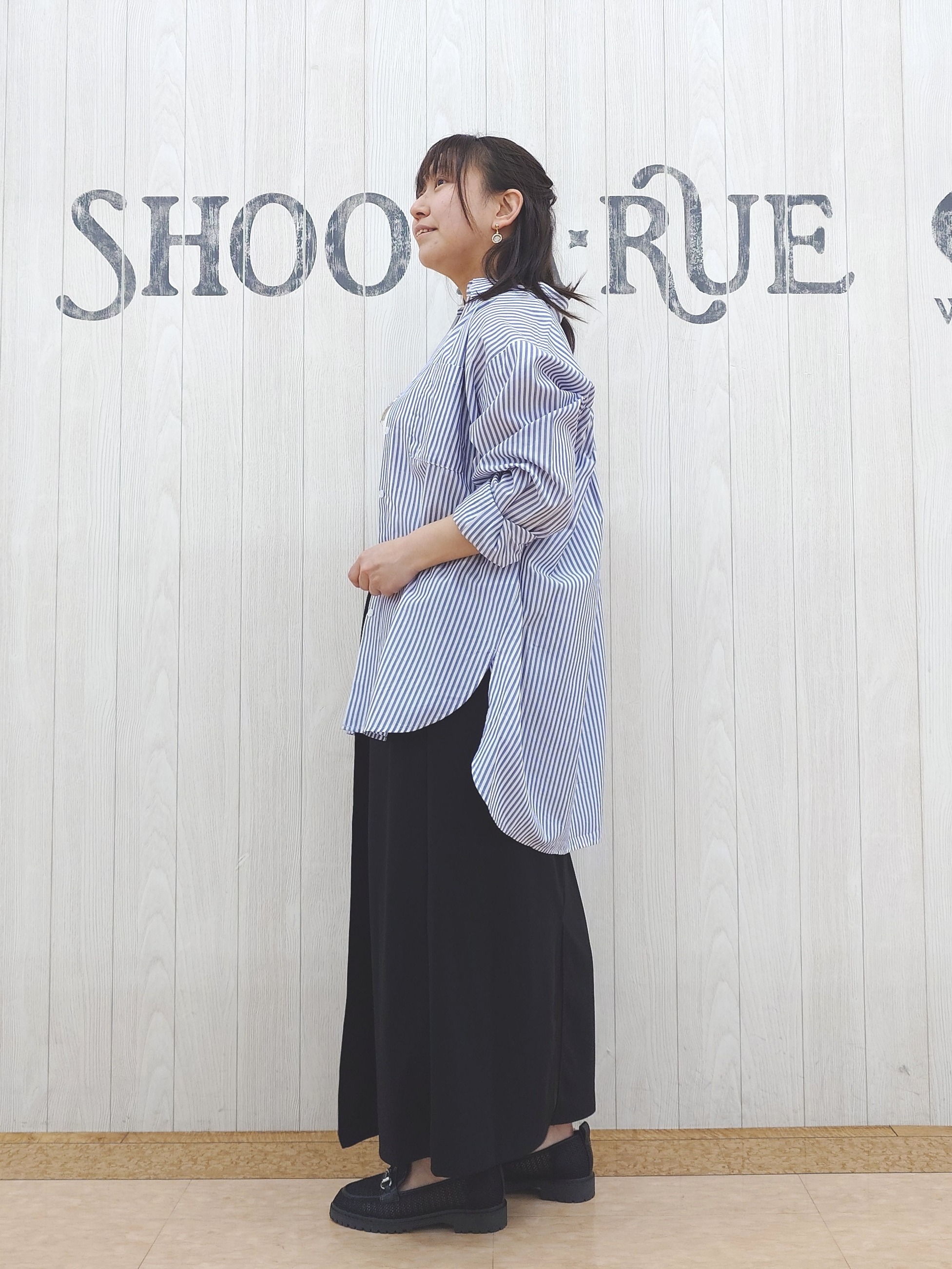 とろろさんの「SHOO･LA･RUE｜【体型カバー】バックギャザーで魅せる オーバーサイズシャツ」を使ったコーディネート