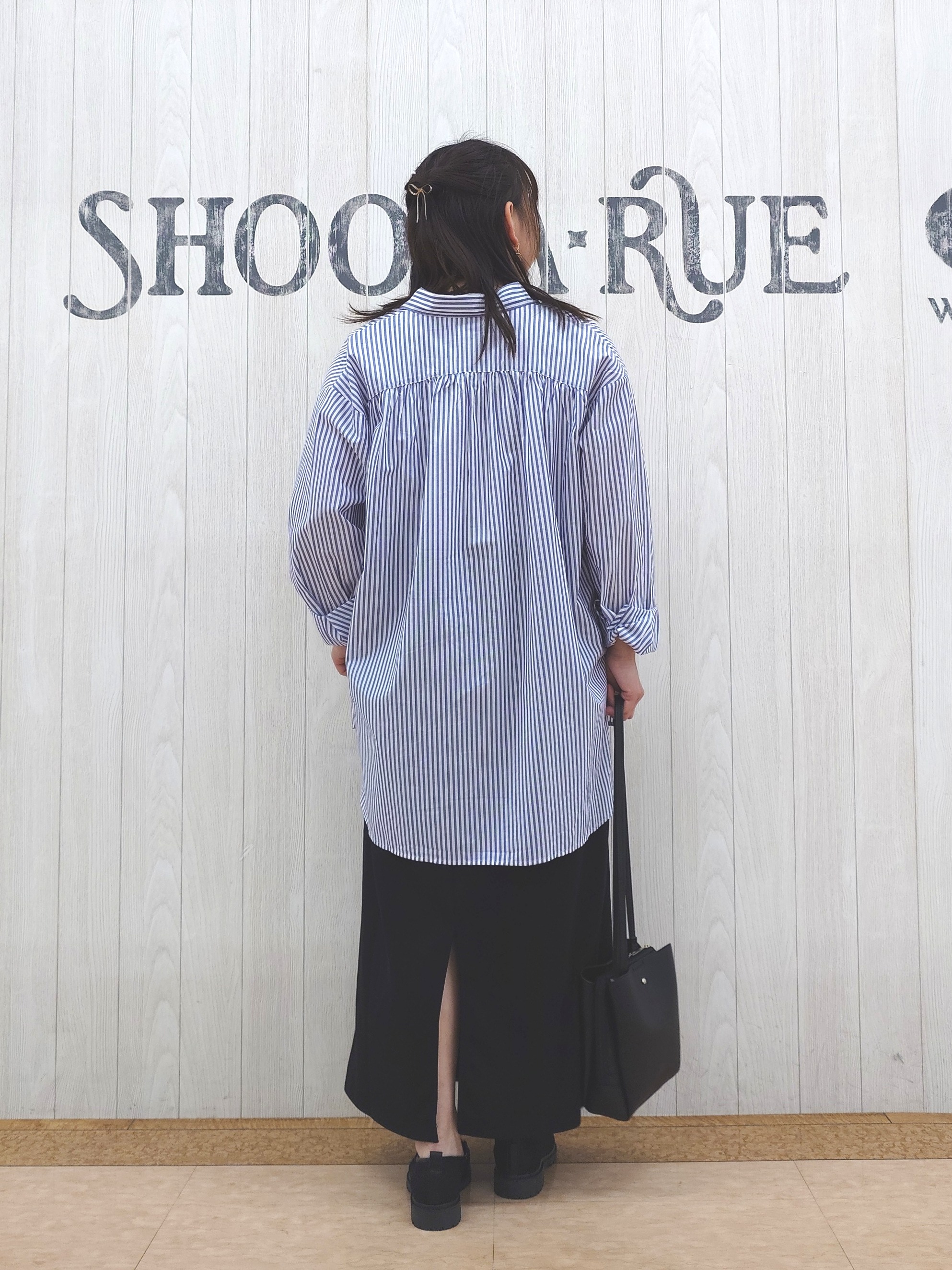 とろろさんの「SHOO･LA･RUE｜【体型カバー】バックギャザーで魅せる オーバーサイズシャツ」を使ったコーディネート