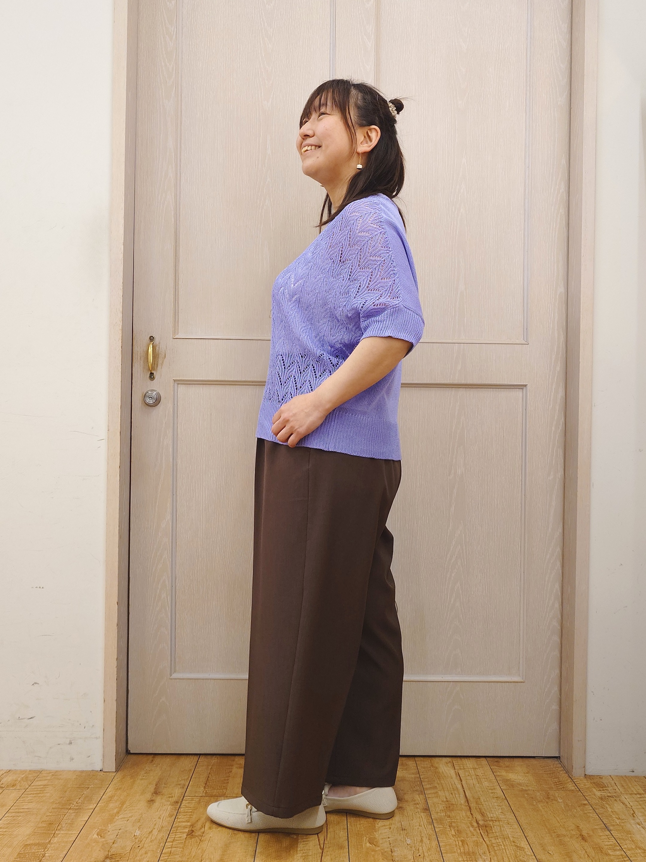 とろろさんの「SHOO･LA･RUE｜【2点セット/洗濯機可/S-LL】透かし編みで涼やか 大人のドルマンニット」を使ったコーディネート