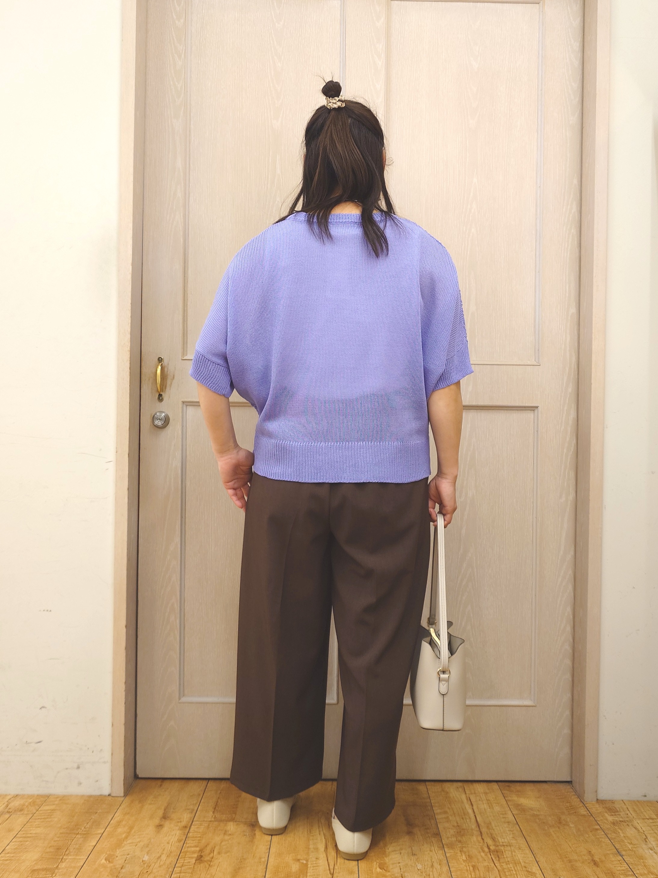 とろろさんの「SHOO･LA･RUE｜【2点セット/洗濯機可/S-LL】透かし編みで涼やか 大人のドルマンニット」を使ったコーディネート