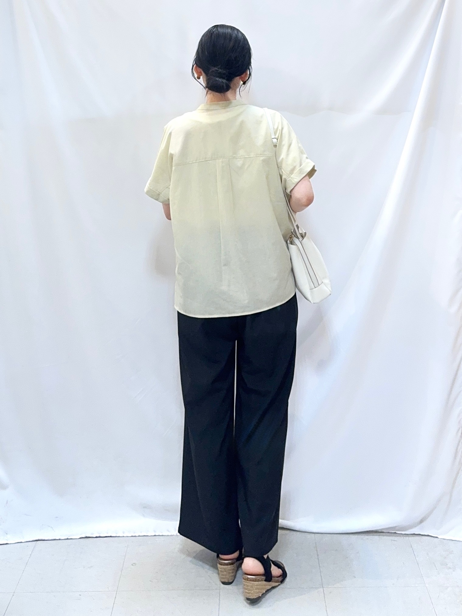 𝐇𝐢𝐫𝐨𝐦𝐢さんの「SHOO･LA･RUE｜【さらり快適/洗濯機可/S-LL】風が通り抜ける 半袖バンドカラーシアーシャツ」を使ったコーディネート