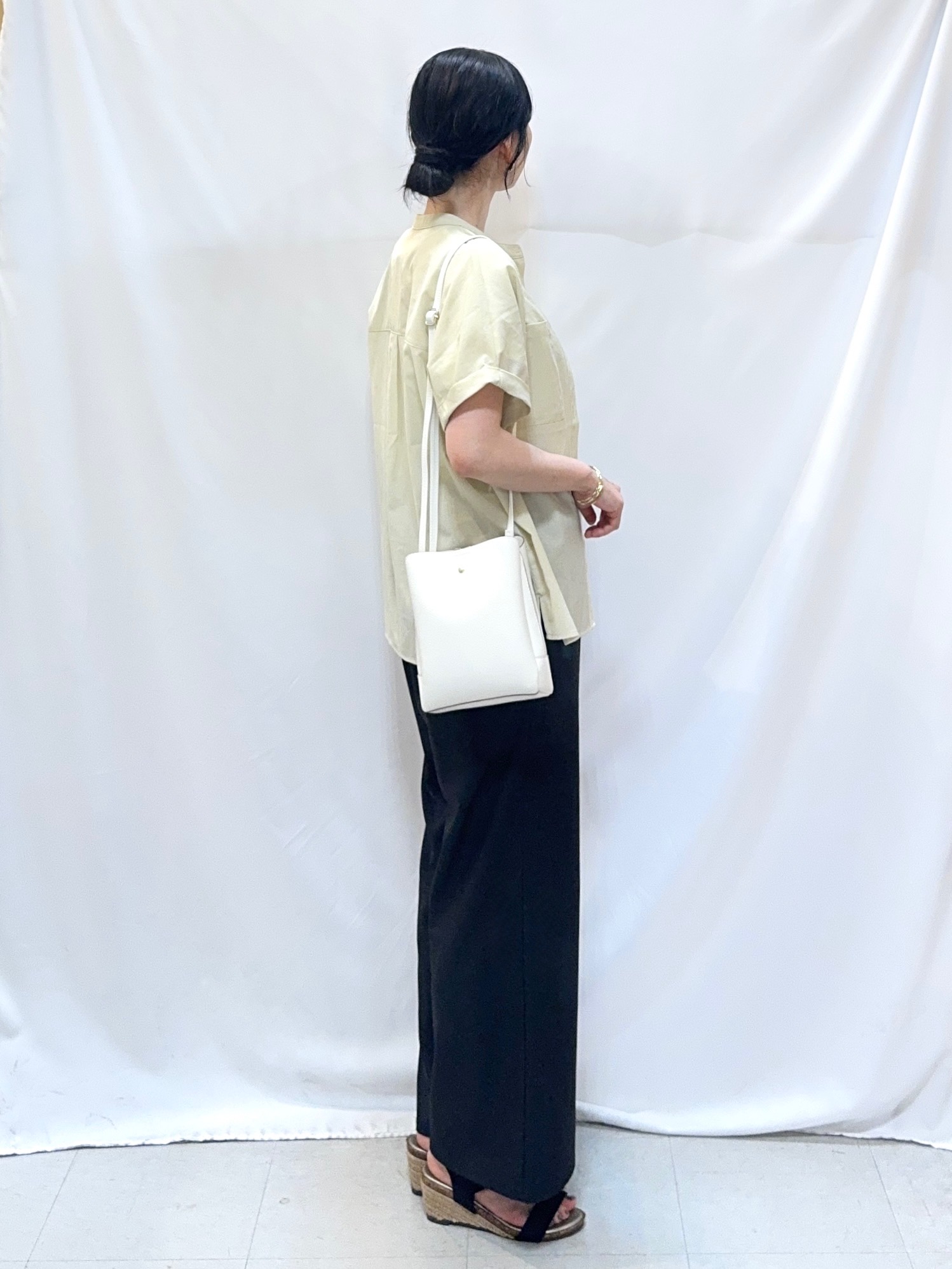 𝐇𝐢𝐫𝐨𝐦𝐢さんの「SHOO･LA･RUE｜【さらり快適/洗濯機可/S-LL】風が通り抜ける 半袖バンドカラーシアーシャツ」を使ったコーディネート