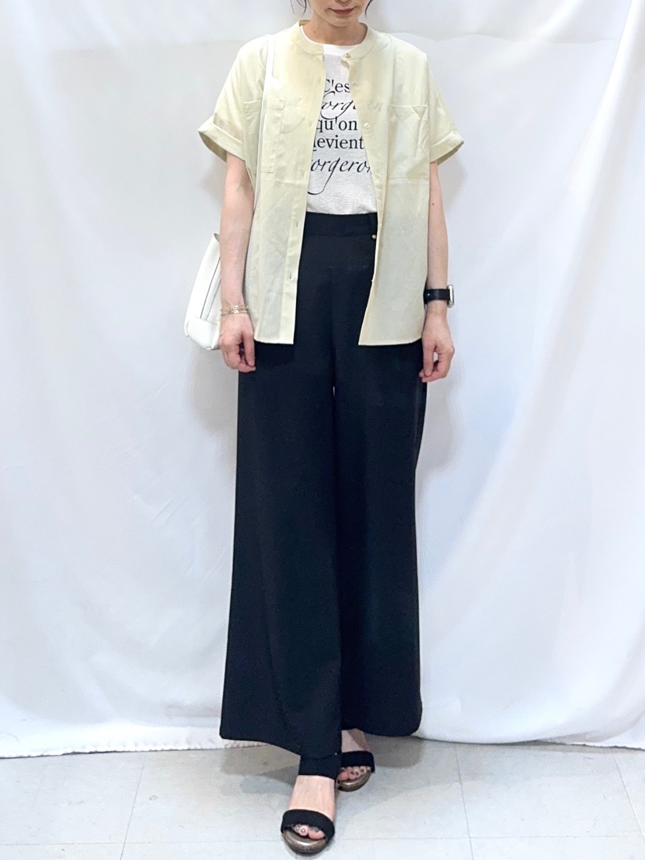 𝐇𝐢𝐫𝐨𝐦𝐢さんの「SHOO･LA･RUE｜【さらり快適/洗濯機可/S-LL】風が通り抜ける 半袖バンドカラーシアーシャツ」を使ったコーディネート