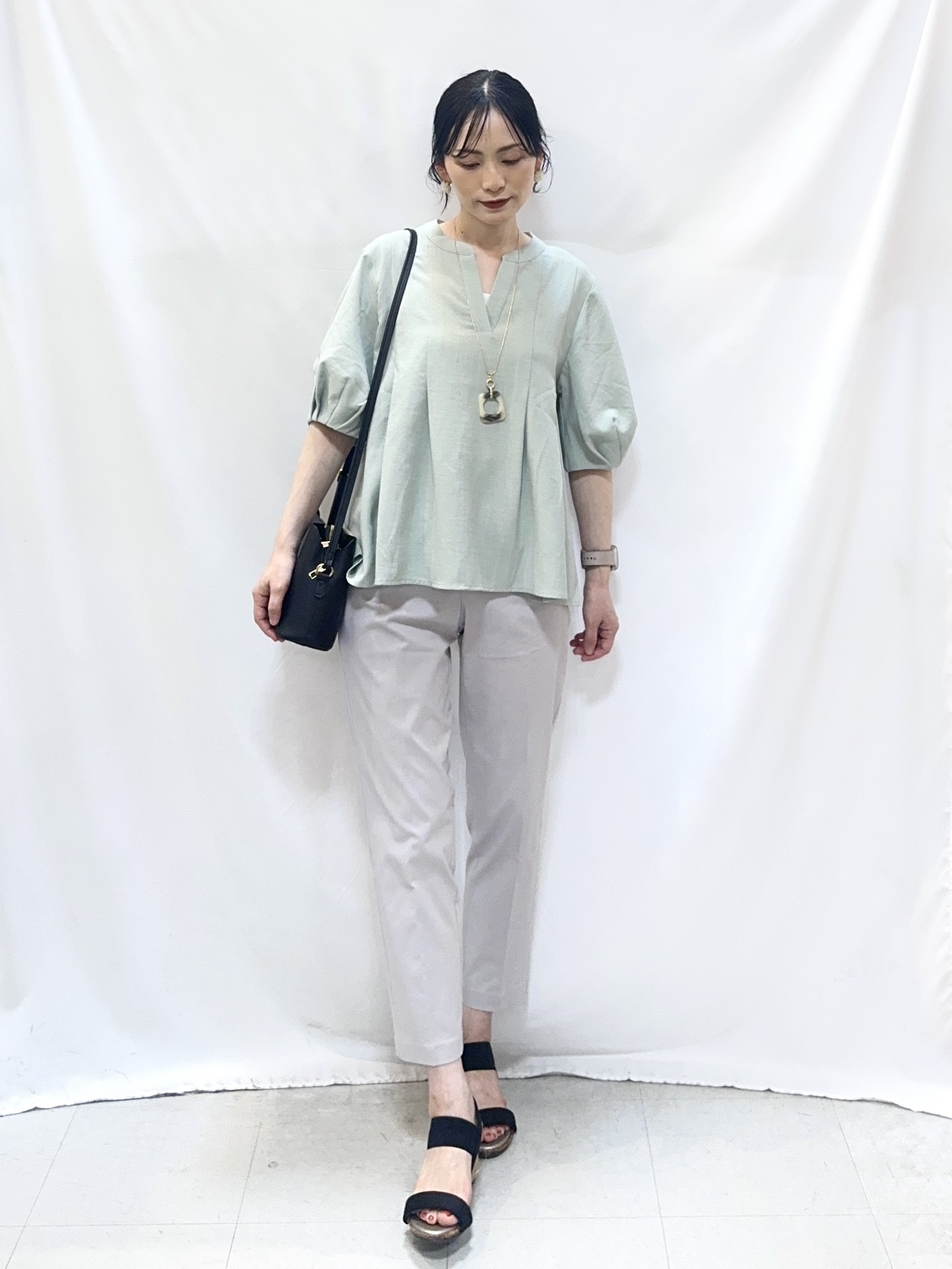 𝐇𝐢𝐫𝐨𝐦𝐢さんの「SHOO･LA･RUE｜【高レビュー/洗濯後しわになりにくい/インせず着られる】自然に体型カバー 麻調ペプラムブラウス」を使ったコーディネート