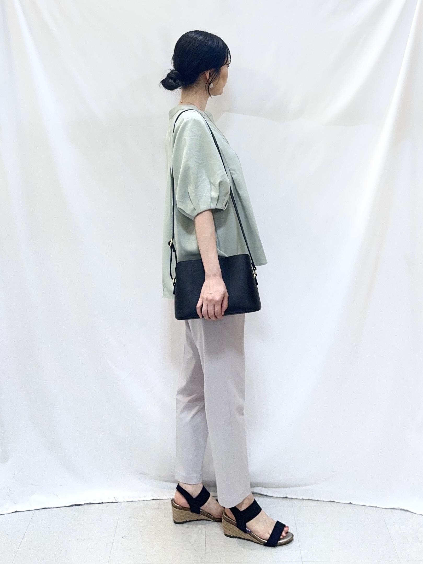 𝐇𝐢𝐫𝐨𝐦𝐢さんの「SHOO･LA･RUE｜【高レビュー/洗濯後しわになりにくい/インせず着られる】自然に体型カバー 麻調ペプラムブラウス」を使ったコーディネート