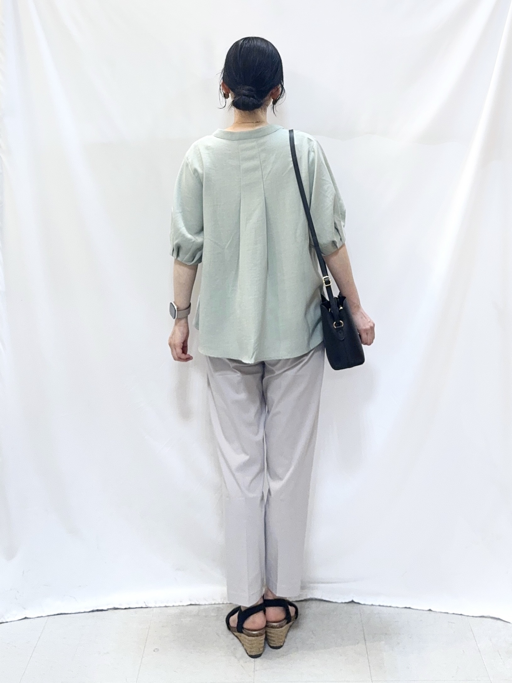 𝐇𝐢𝐫𝐨𝐦𝐢さんの「SHOO･LA･RUE｜【高レビュー/洗濯後しわになりにくい/インせず着られる】自然に体型カバー 麻調ペプラムブラウス」を使ったコーディネート