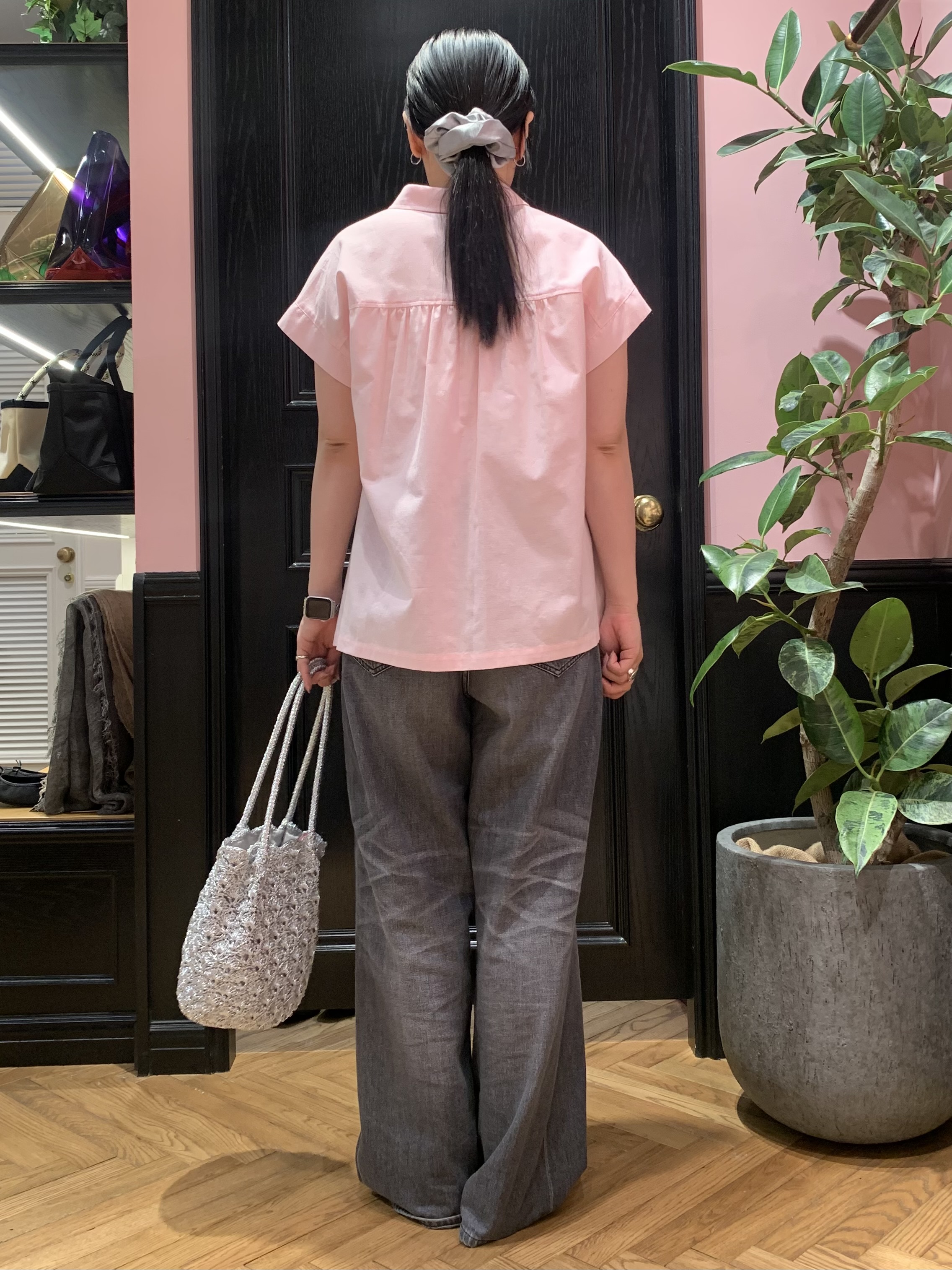 SAKAIさんの「DRESSTERIOR｜【毎年人気/ウォッシャブル】バックフレアオックスシャツ」を使ったコーディネート
