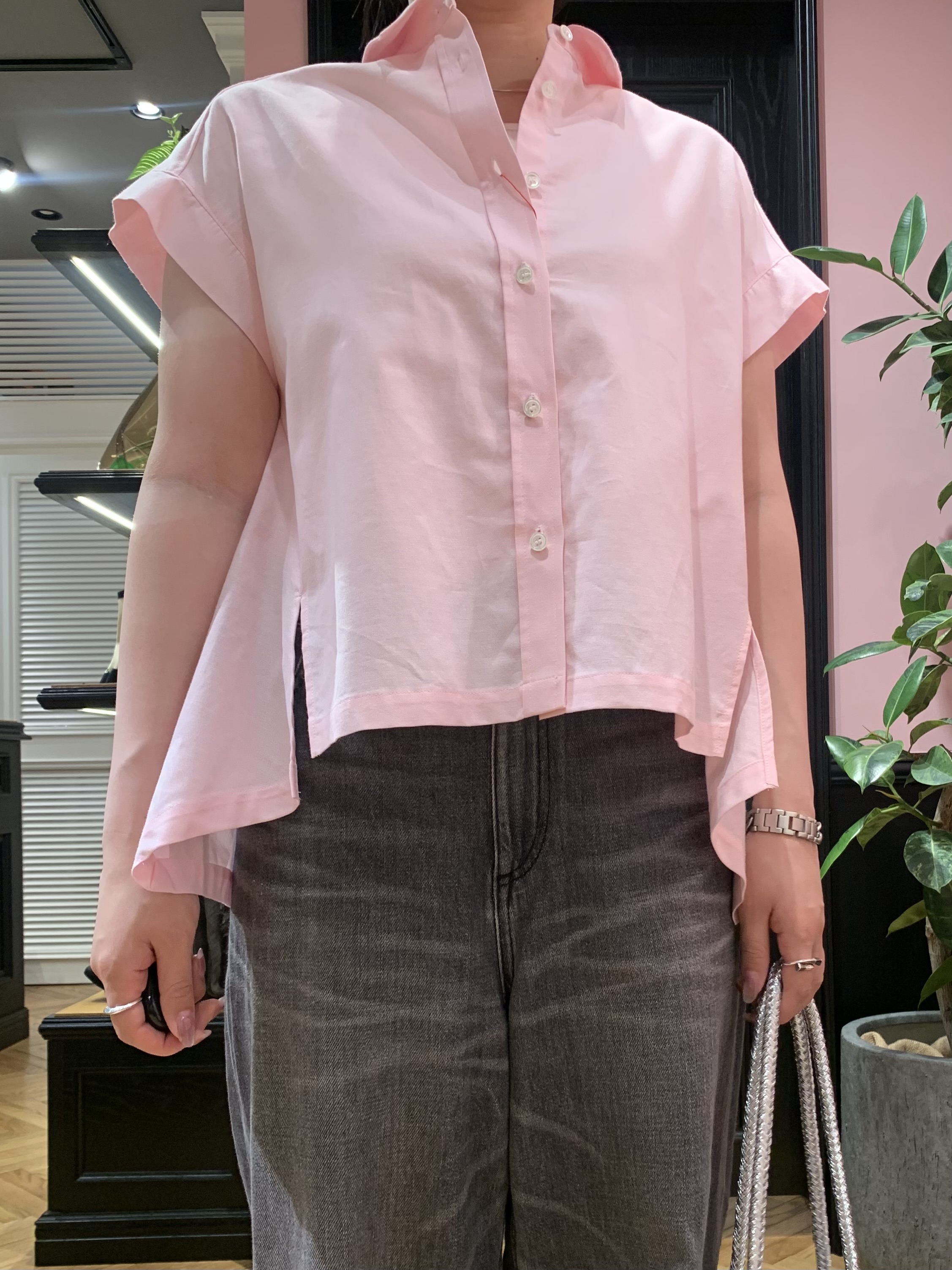 SAKAIさんの「DRESSTERIOR｜【毎年人気/ウォッシャブル】バックフレアオックスシャツ」を使ったコーディネート