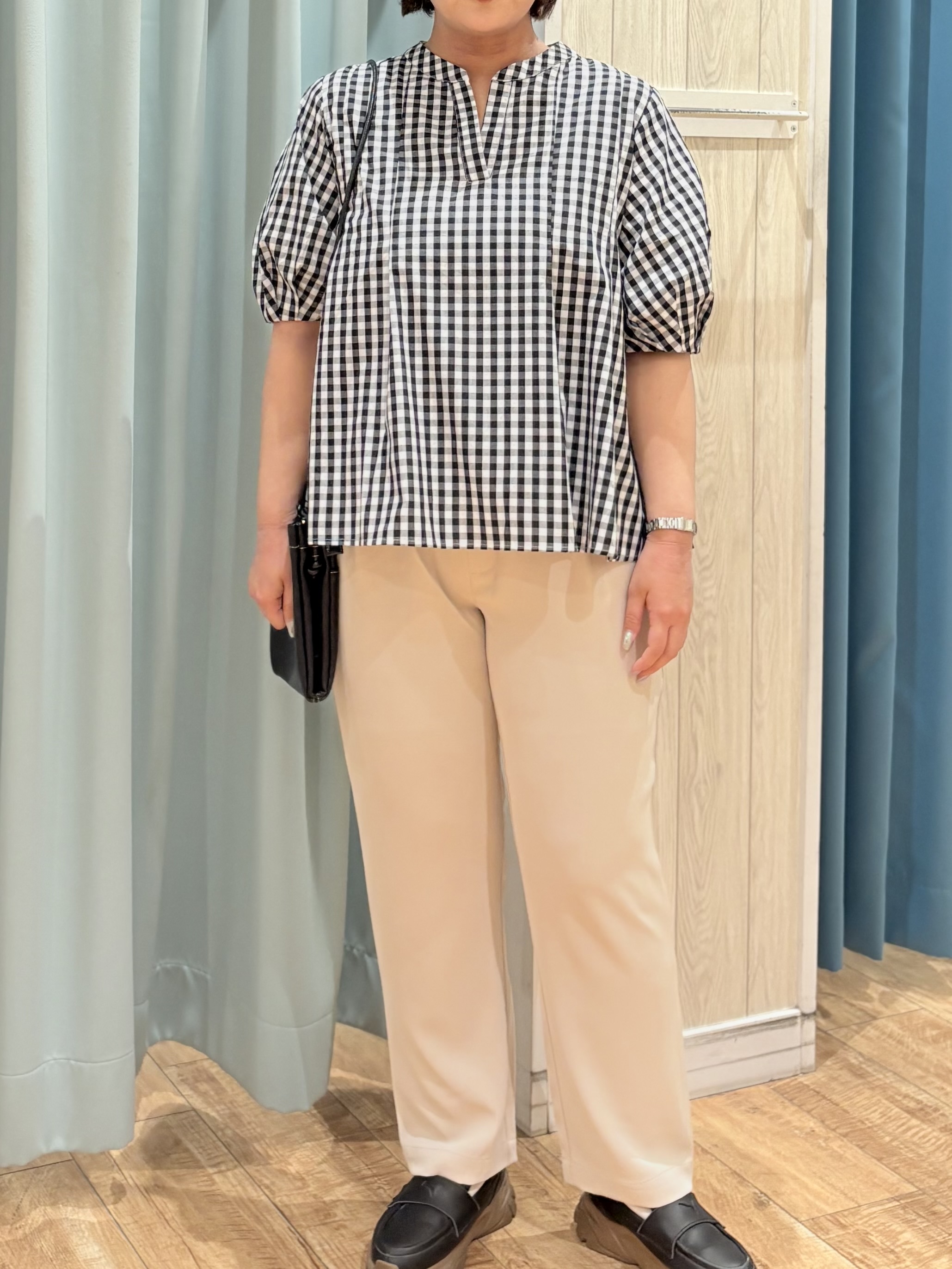 砂糖さんの「SHOO･LA･RUE｜【高レビュー/洗濯後しわになりにくい/インせず着られる】自然に体型カバー 麻調ペプラムブラウス」を使ったコーディネート