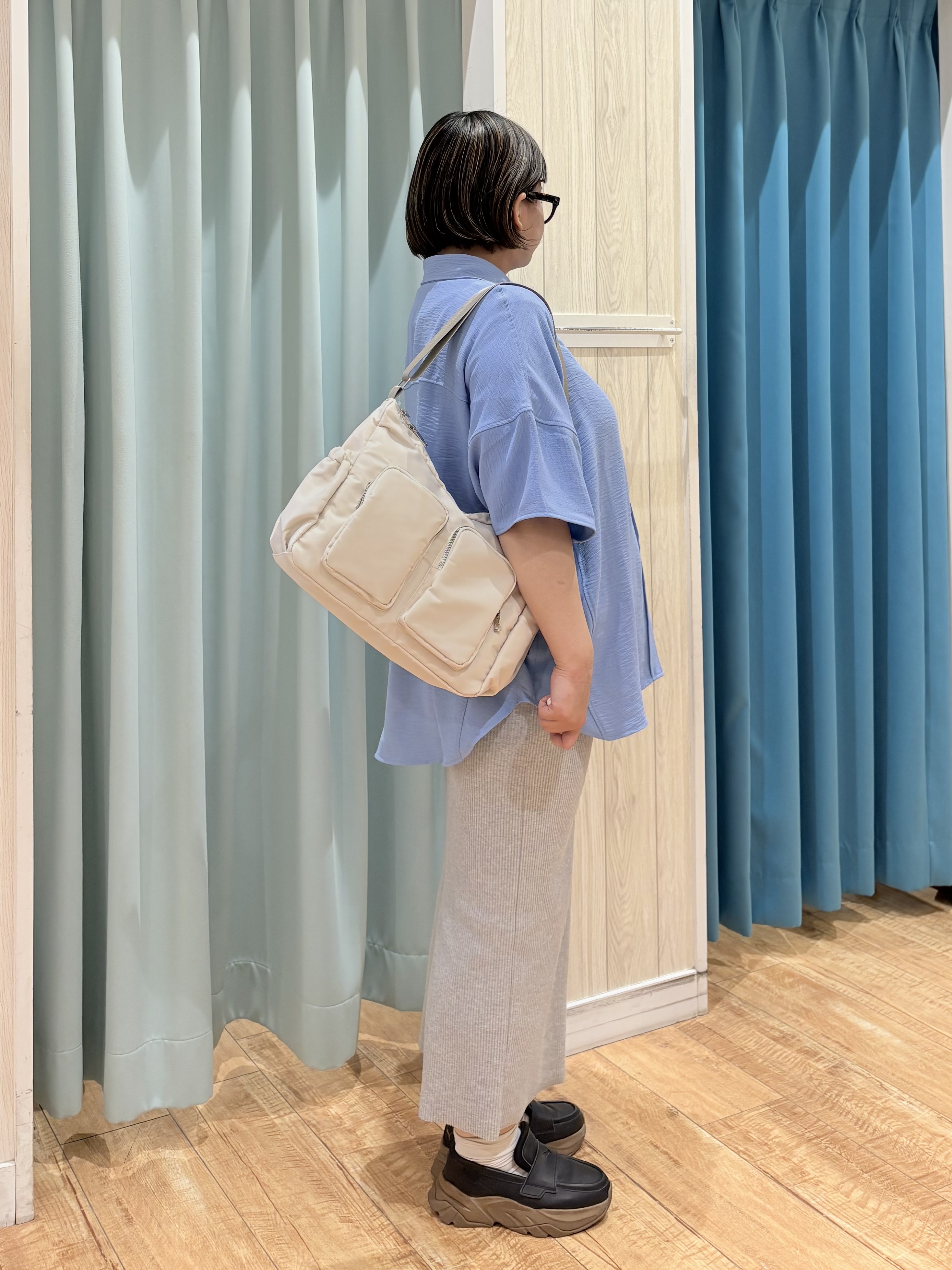 砂糖さんの「SHOO･LA･RUE｜【高レビュー/洗濯後しわになりにくい/体型カバー】きちんとゆるっと 大人の抜け感 ポンチョ風カラーシ」を使ったコーディネート