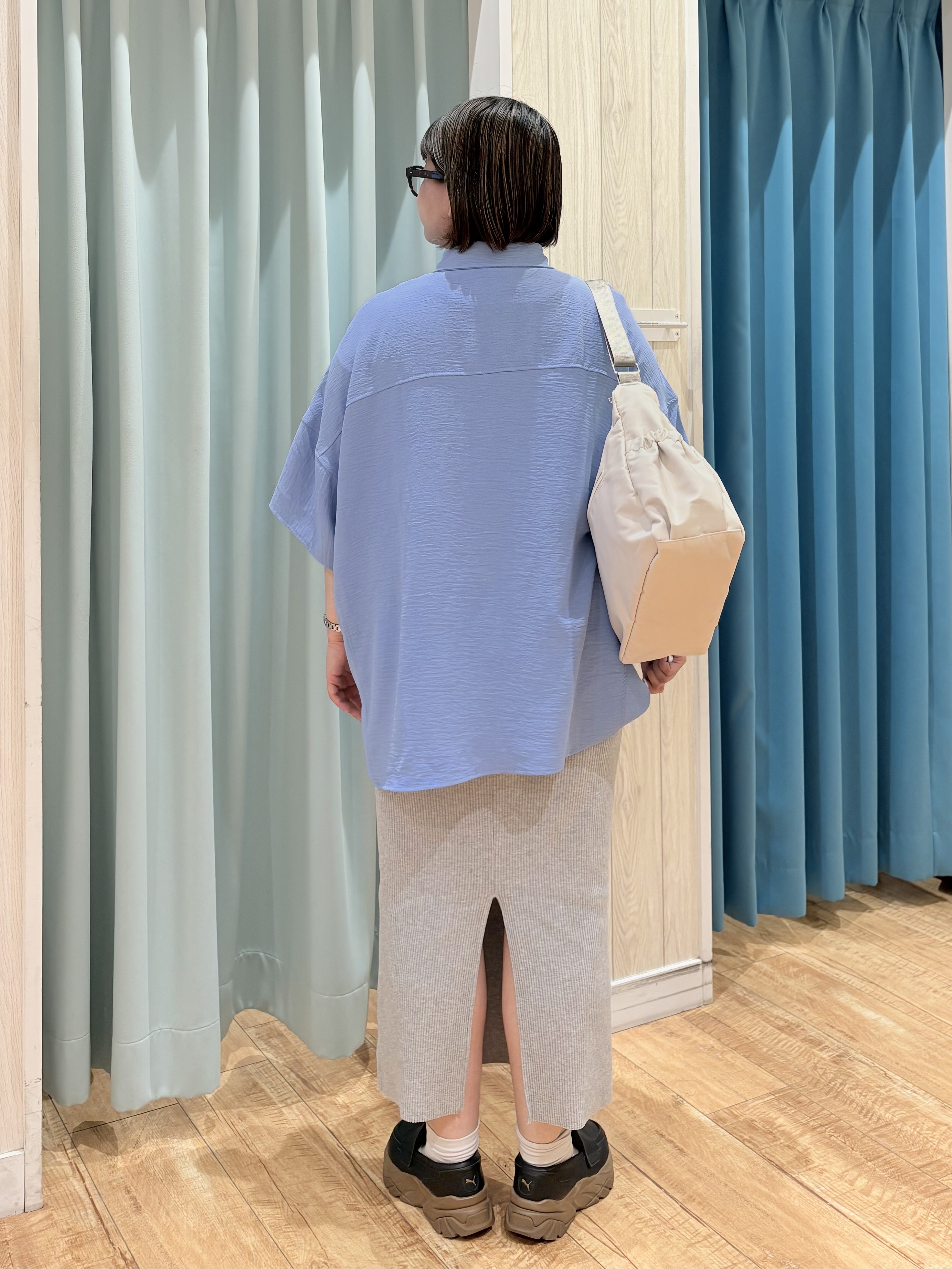 砂糖さんの「SHOO･LA･RUE｜【高レビュー/洗濯後しわになりにくい/体型カバー】きちんとゆるっと 大人の抜け感 ポンチョ風カラーシ」を使ったコーディネート