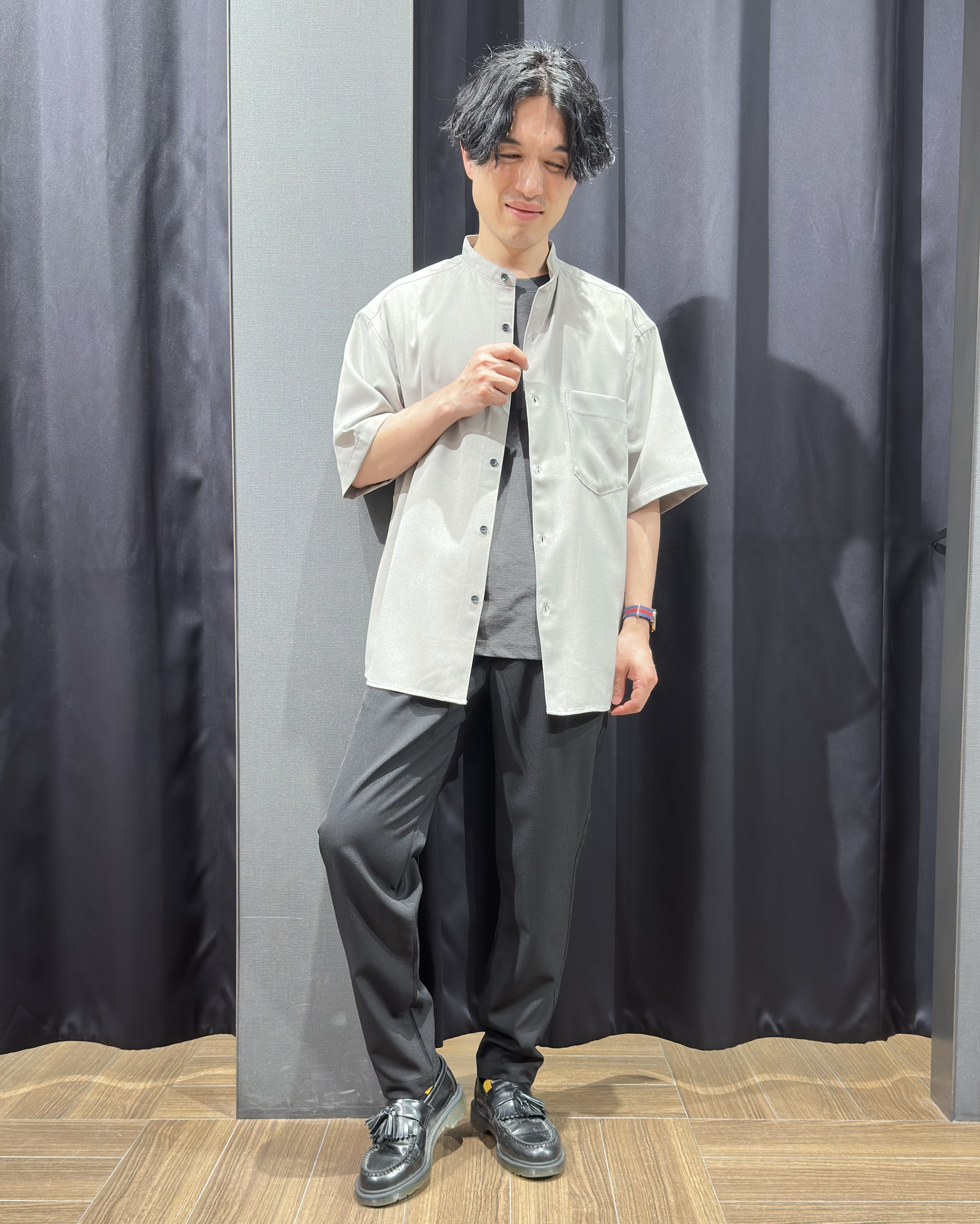 tomoyaさんの「THE SHOP TK｜LITE TEX バンドカラー半袖シャツ 接触冷感/吸水速乾/UVカット/アンチピリング/イージーケ」を使ったコーディネート