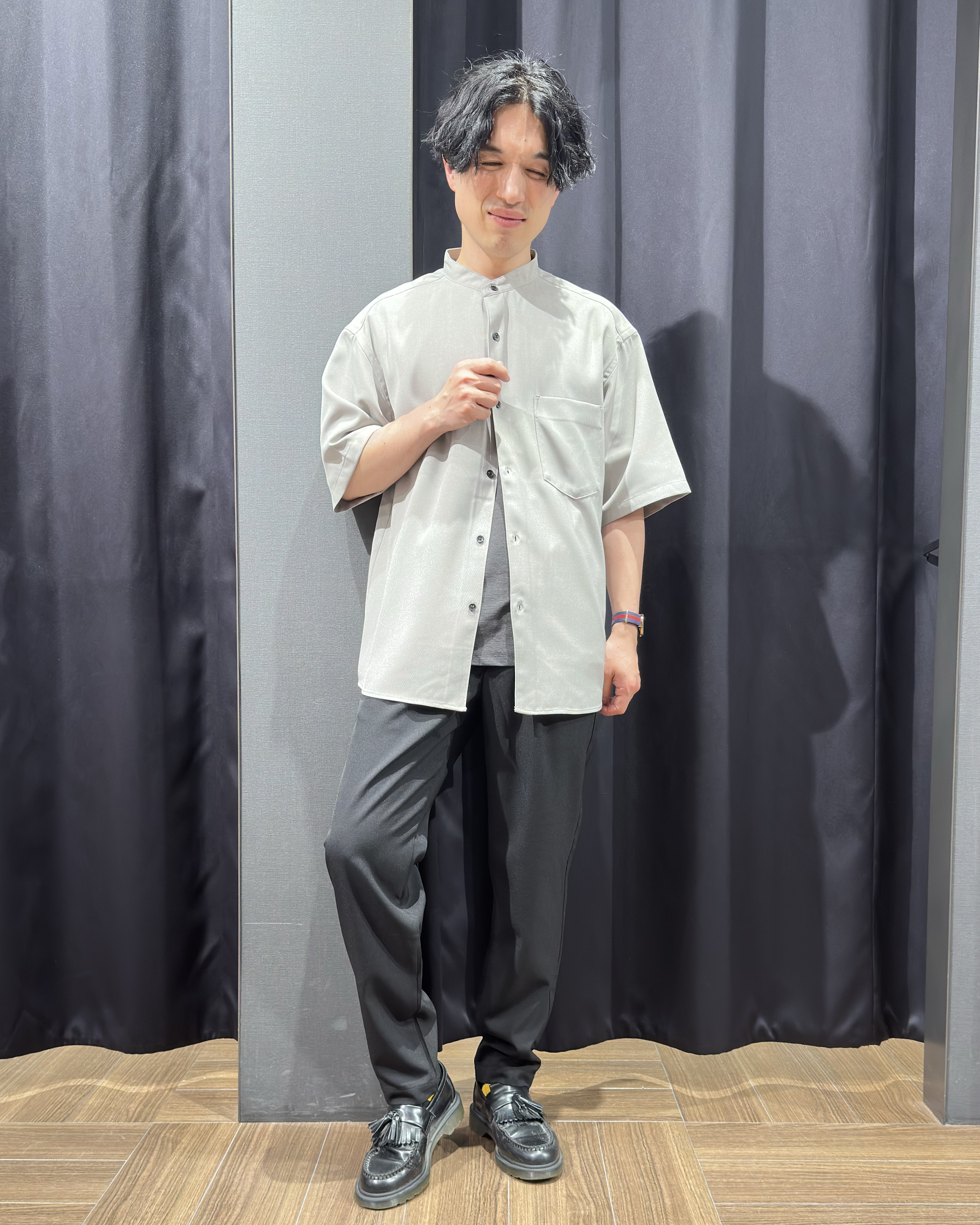 tomoyaさんの「THE SHOP TK｜LITE TEX バンドカラー半袖シャツ 接触冷感/吸水速乾/UVカット/アンチピリング/イージーケ」を使ったコーディネート