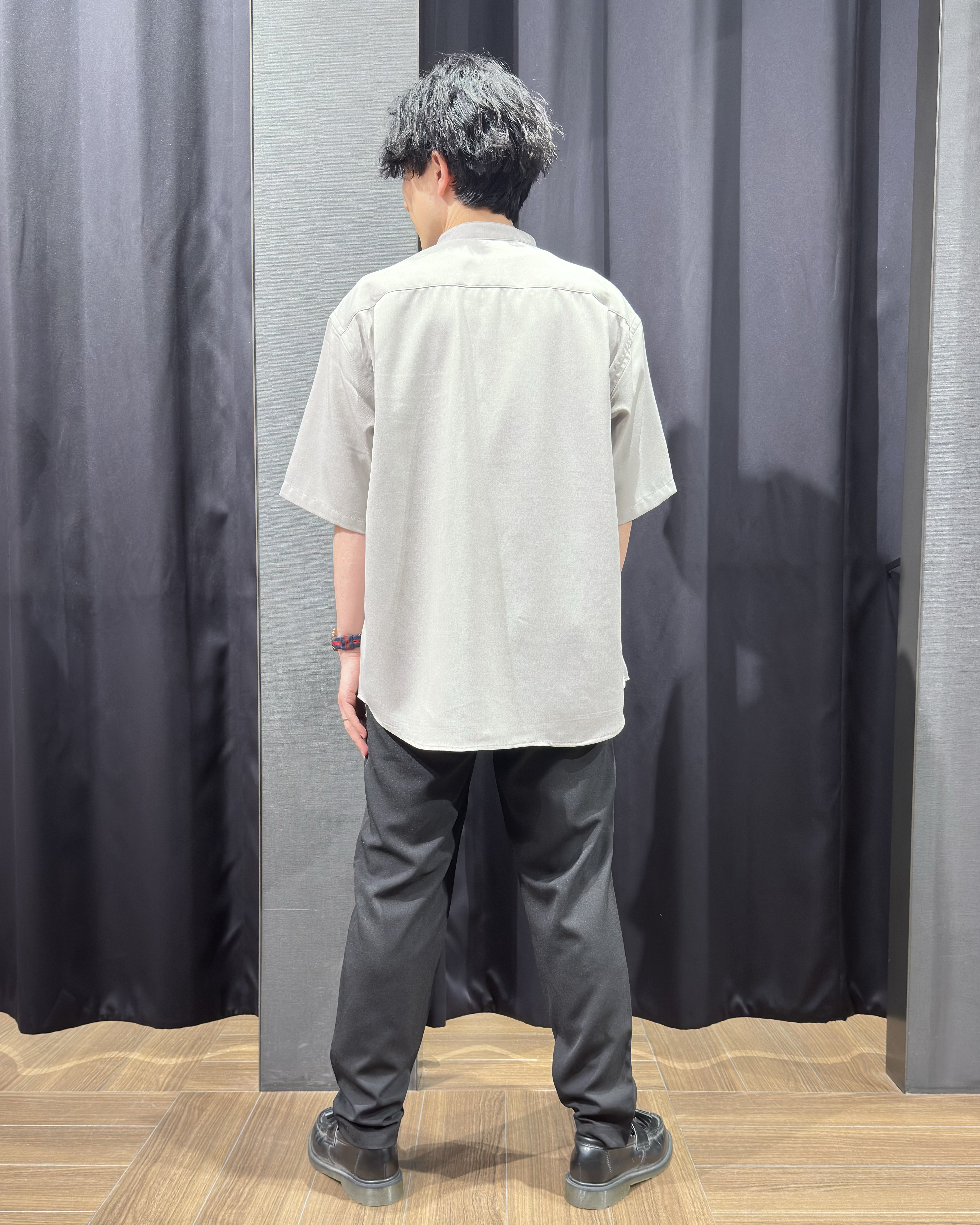 tomoyaさんの「THE SHOP TK｜LITE TEX バンドカラー半袖シャツ 接触冷感/吸水速乾/UVカット/アンチピリング/イージーケ」を使ったコーディネート