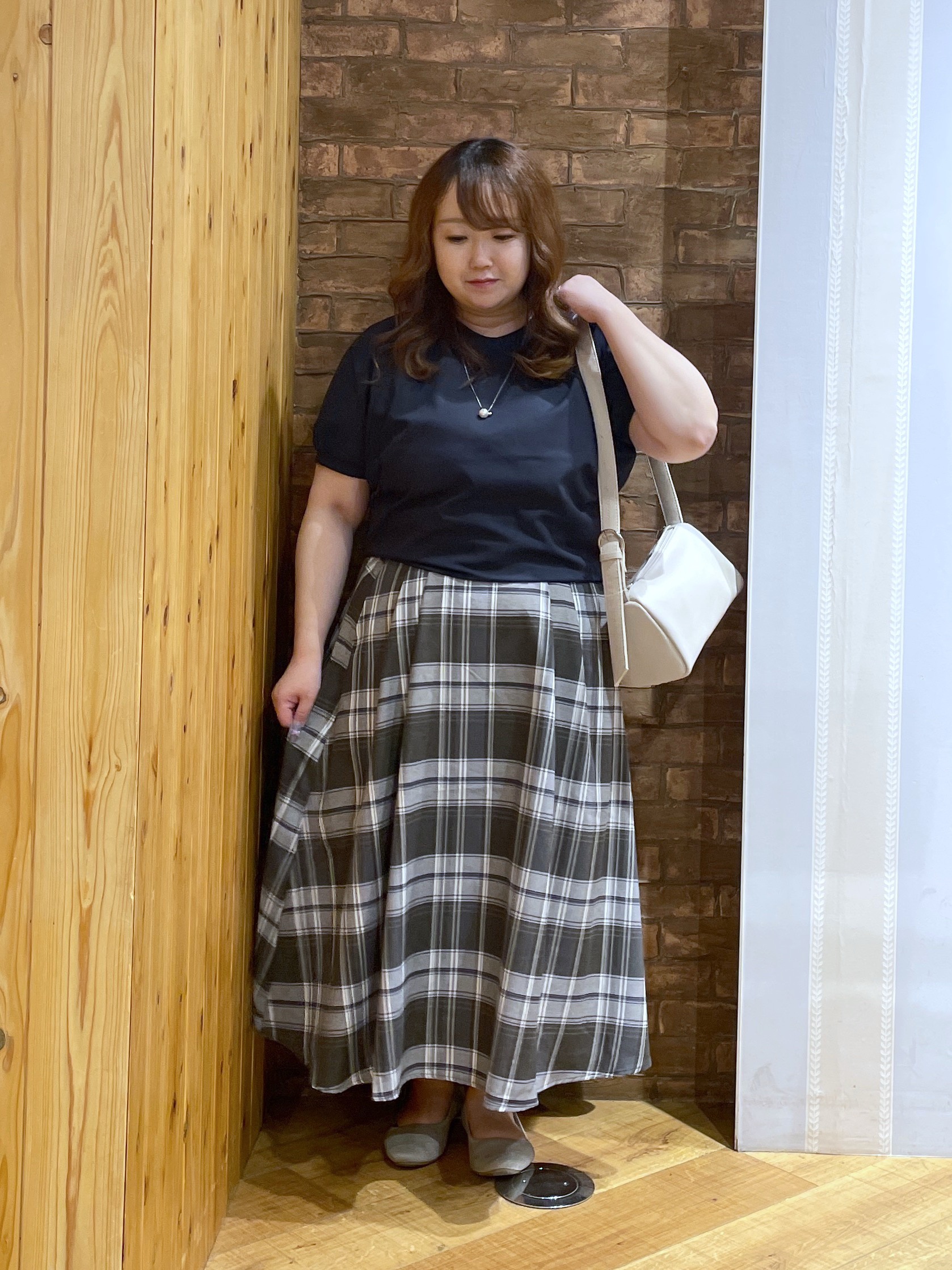 Risaさんの「SHOO･LA･RUE｜【ひんやり/洗濯後しわになりにくい】インせず着られる さらっとタッチのドルマンブラウス」を使ったコーディネート