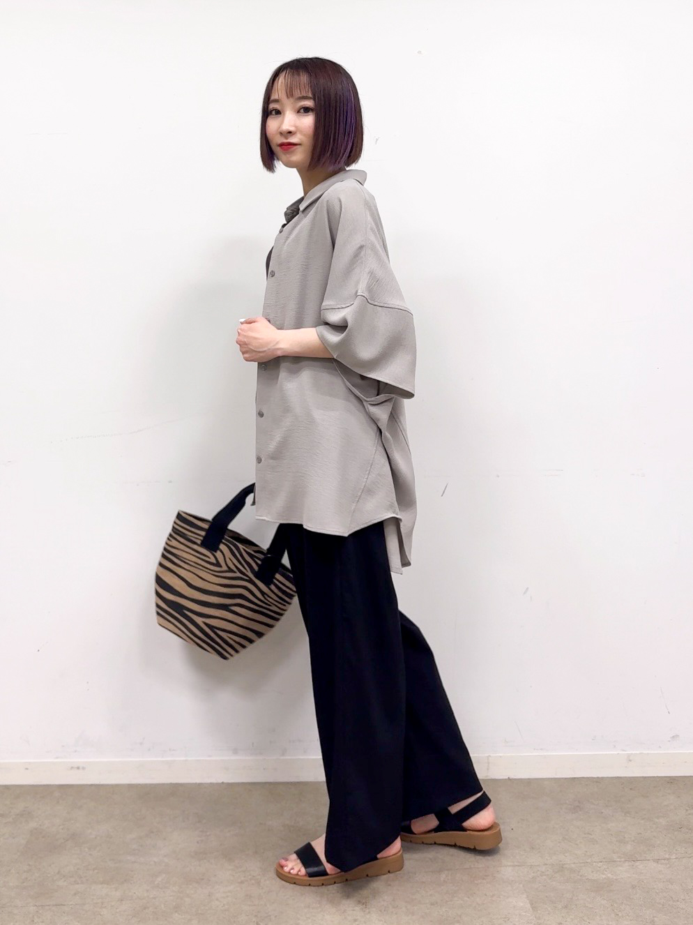 𝐜𝐡𝐢𝐤𝐚さんの「SHOO･LA･RUE｜【高レビュー/洗濯後しわになりにくい/体型カバー】きちんとゆるっと 大人の抜け感 ポンチョ風カラーシ」を使ったコーディネート
