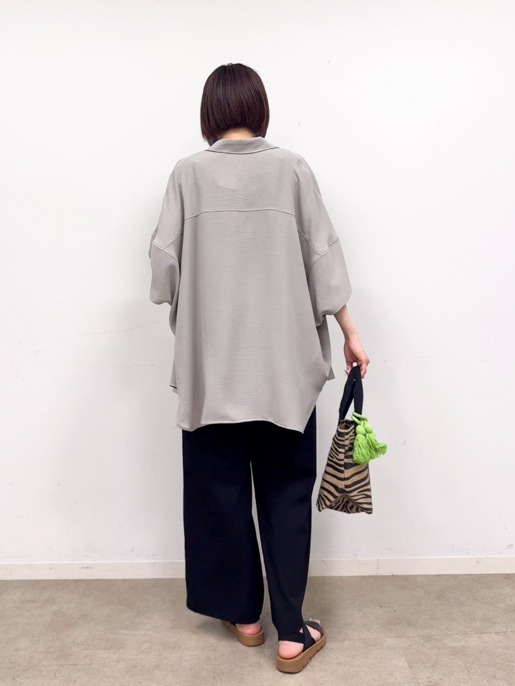 𝐜𝐡𝐢𝐤𝐚さんの「SHOO･LA･RUE｜【高レビュー/洗濯後しわになりにくい/体型カバー】きちんとゆるっと 大人の抜け感 ポンチョ風カラーシ」を使ったコーディネート