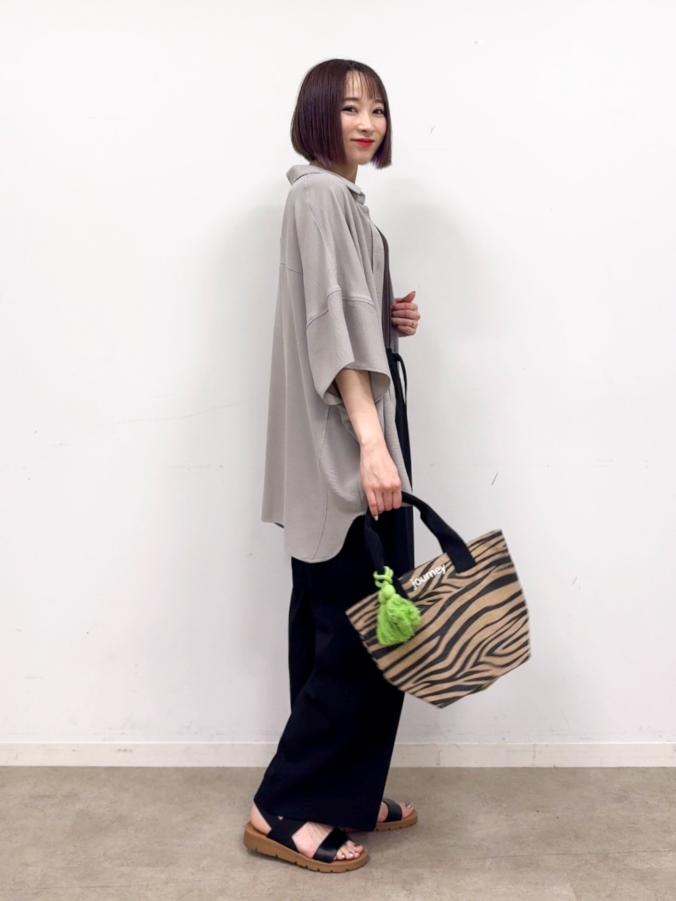 𝐜𝐡𝐢𝐤𝐚さんの「SHOO･LA･RUE｜【高レビュー/洗濯後しわになりにくい/体型カバー】きちんとゆるっと 大人の抜け感 ポンチョ風カラーシ」を使ったコーディネート