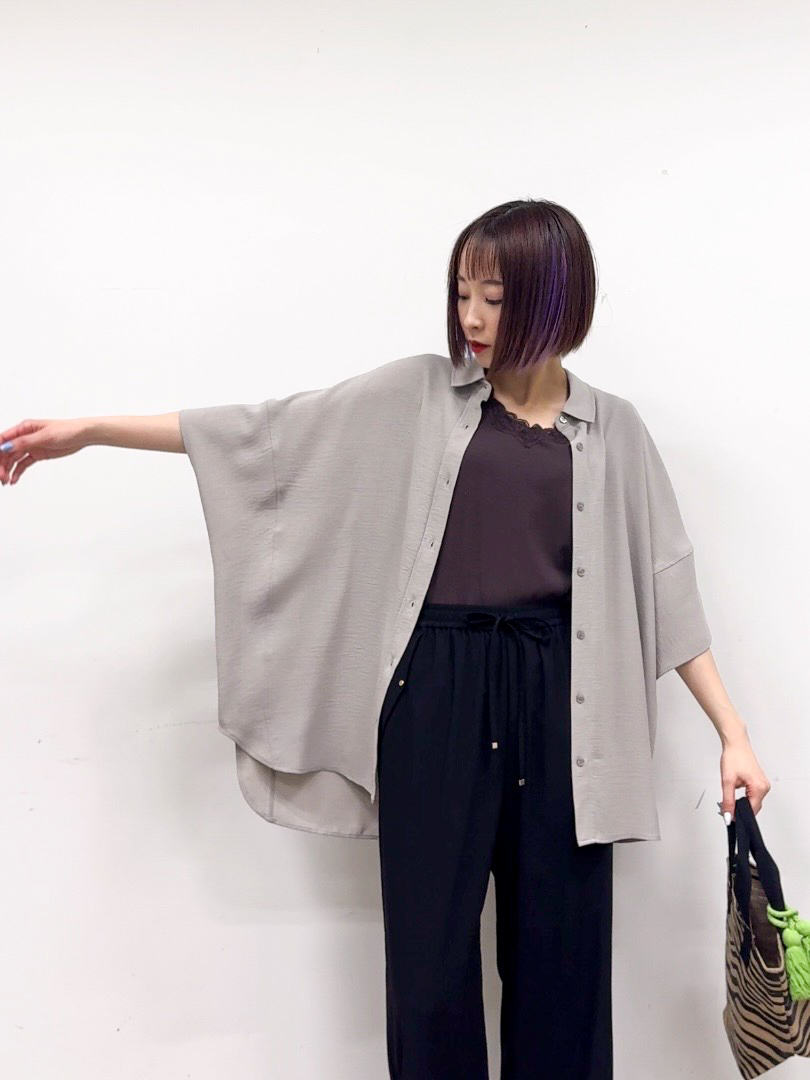 𝐜𝐡𝐢𝐤𝐚さんの「SHOO･LA･RUE｜【高レビュー/洗濯後しわになりにくい/体型カバー】きちんとゆるっと 大人の抜け感 ポンチョ風カラーシ」を使ったコーディネート