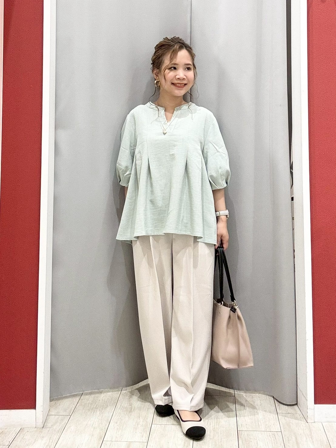 shioさんの「SHOO･LA･RUE｜【高レビュー/洗濯後しわになりにくい/インせず着られる】自然に体型カバー 麻調ペプラムブラウス」を使ったコーディネート