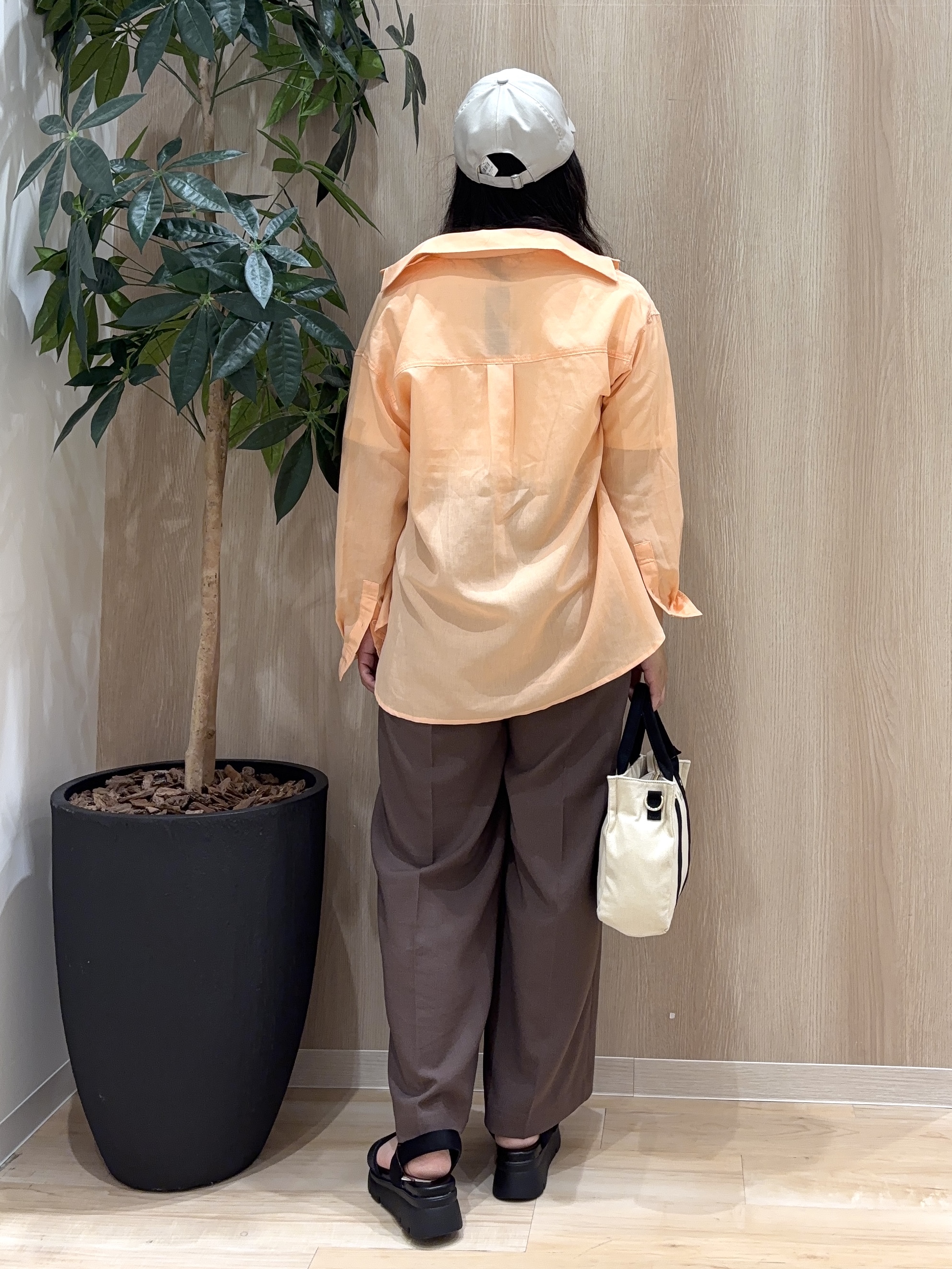 miraiさんの「grove｜【洗濯機OK・ひんやり】朝晩の気温差に◎軽やかシアーシャツ」を使ったコーディネート