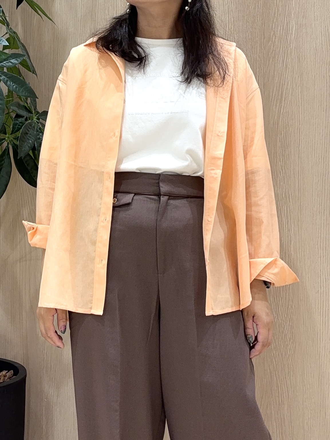 miraiさんの「grove｜【洗濯機OK・ひんやり】朝晩の気温差に◎軽やかシアーシャツ」を使ったコーディネート
