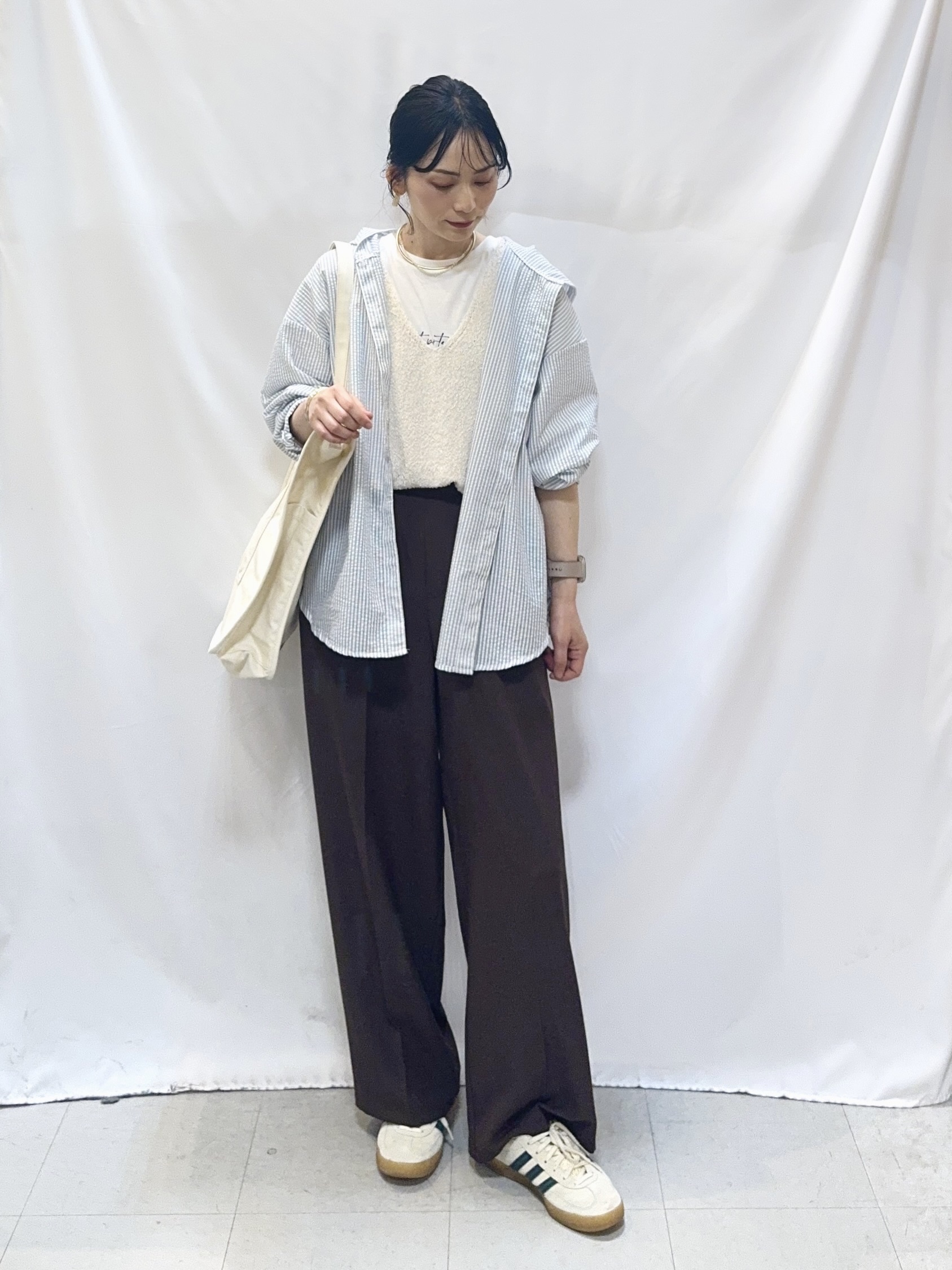 𝐇𝐢𝐫𝐨𝐦𝐢さんの「SHOO･LA･RUE｜【洗濯機可/S-LL/体型カバー】大人カジュアルスタイルに フード付きストライプシャツ」を使ったコーディネート