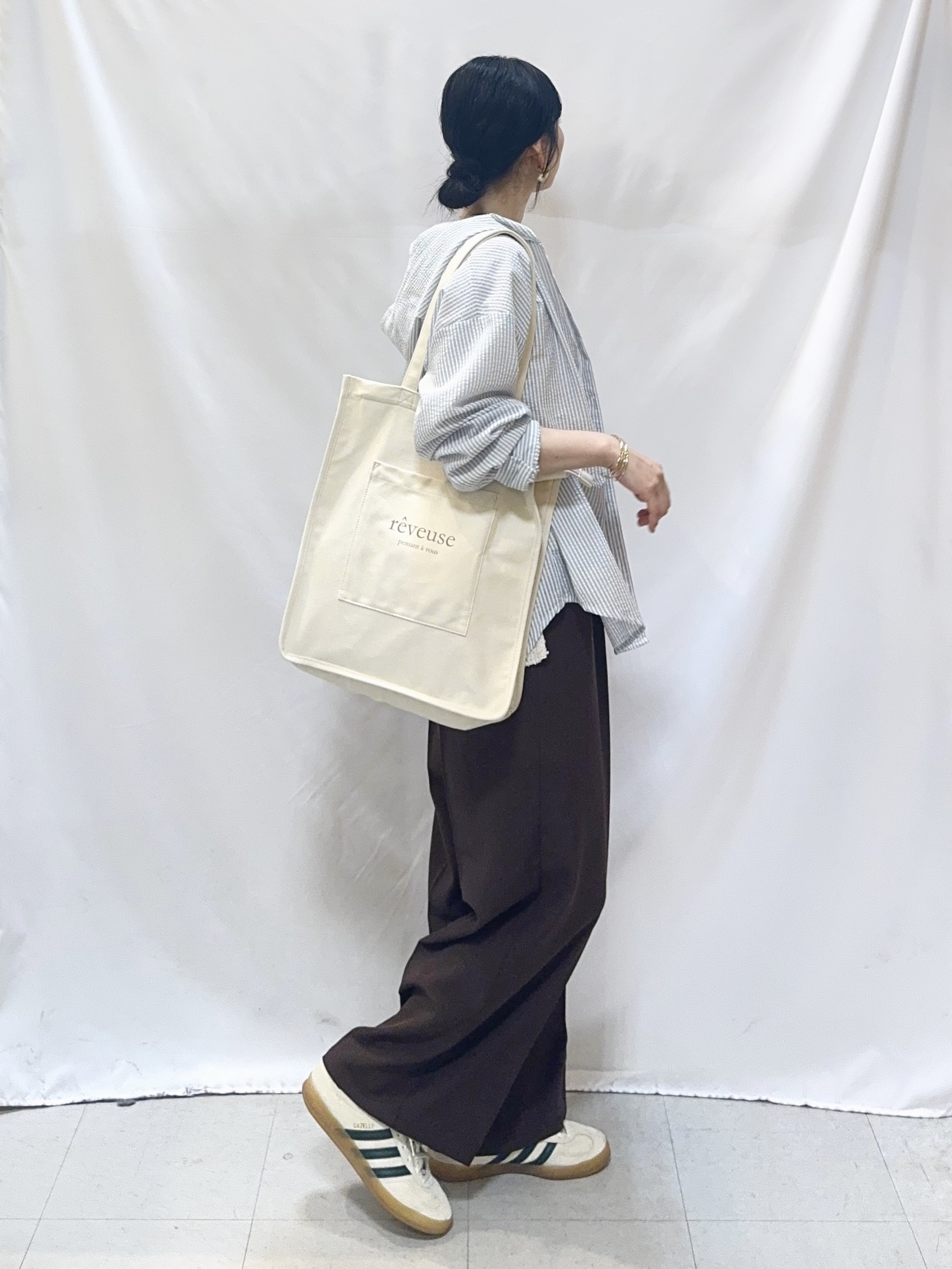 𝐇𝐢𝐫𝐨𝐦𝐢さんの「SHOO･LA･RUE｜【洗濯機可/S-LL/体型カバー】大人カジュアルスタイルに フード付きストライプシャツ」を使ったコーディネート