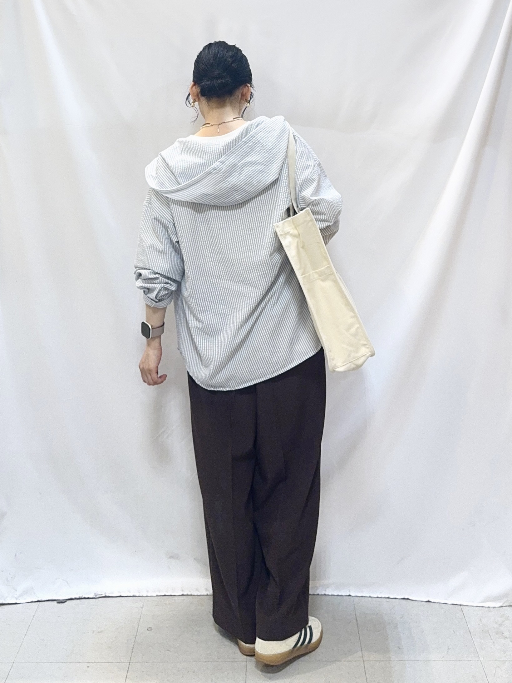 𝐇𝐢𝐫𝐨𝐦𝐢さんの「SHOO･LA･RUE｜【洗濯機可/S-LL/体型カバー】大人カジュアルスタイルに フード付きストライプシャツ」を使ったコーディネート