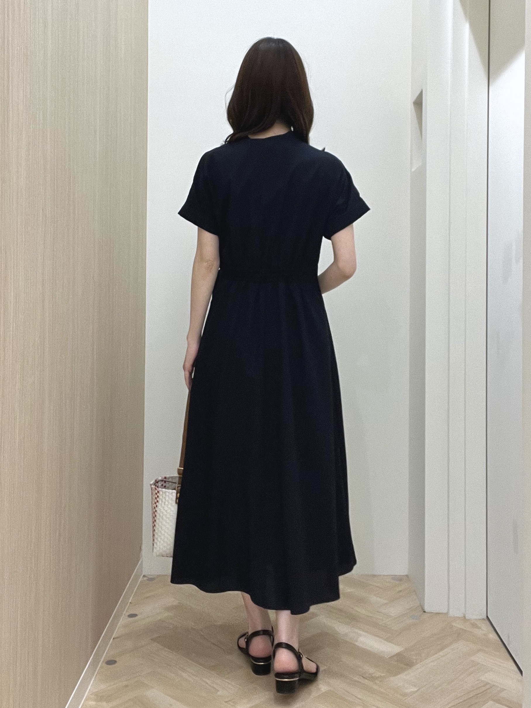  おまつさんの「grove｜【洗える】さらっと軽やか、カシュクール風サッカーワンピース」を使ったコーディネート