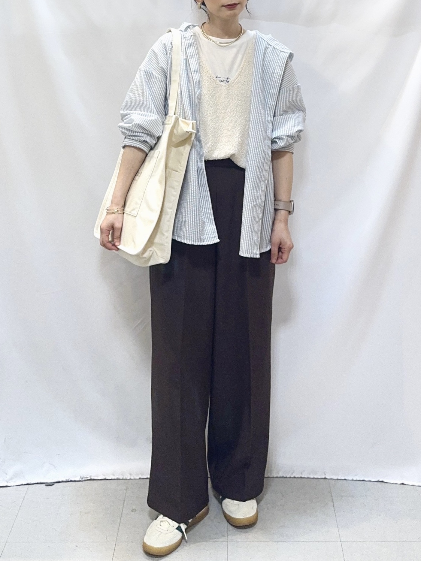 𝐇𝐢𝐫𝐨𝐦𝐢さんの「SHOO･LA･RUE｜【洗濯機可/S-LL/体型カバー】大人カジュアルスタイルに フード付きストライプシャツ」を使ったコーディネート