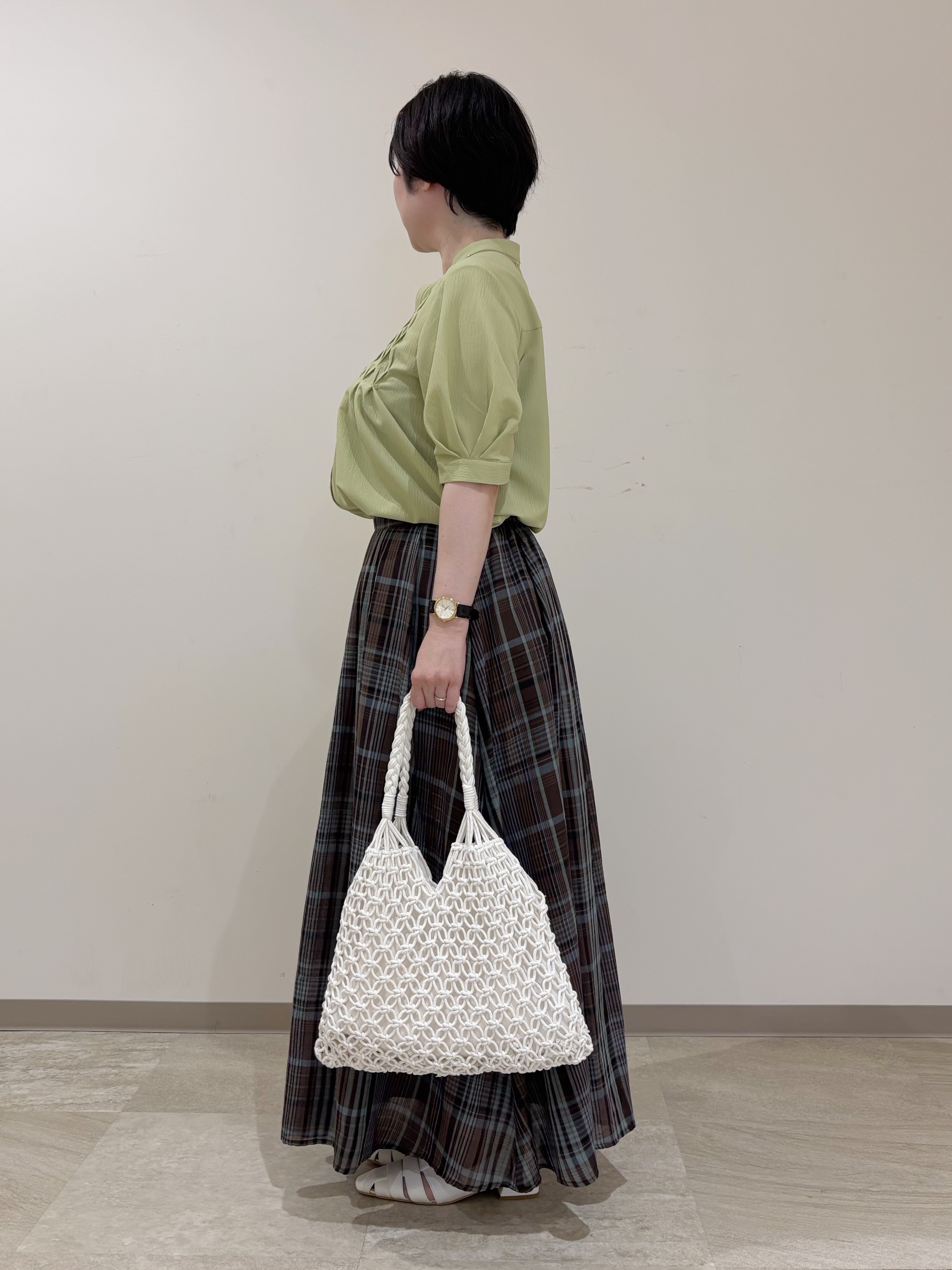 marikoさんの「grove｜【貴島明日香さん着用/体型カバー】ON・OFF使えるスモッキングタックブラウス」を使ったコーディネート