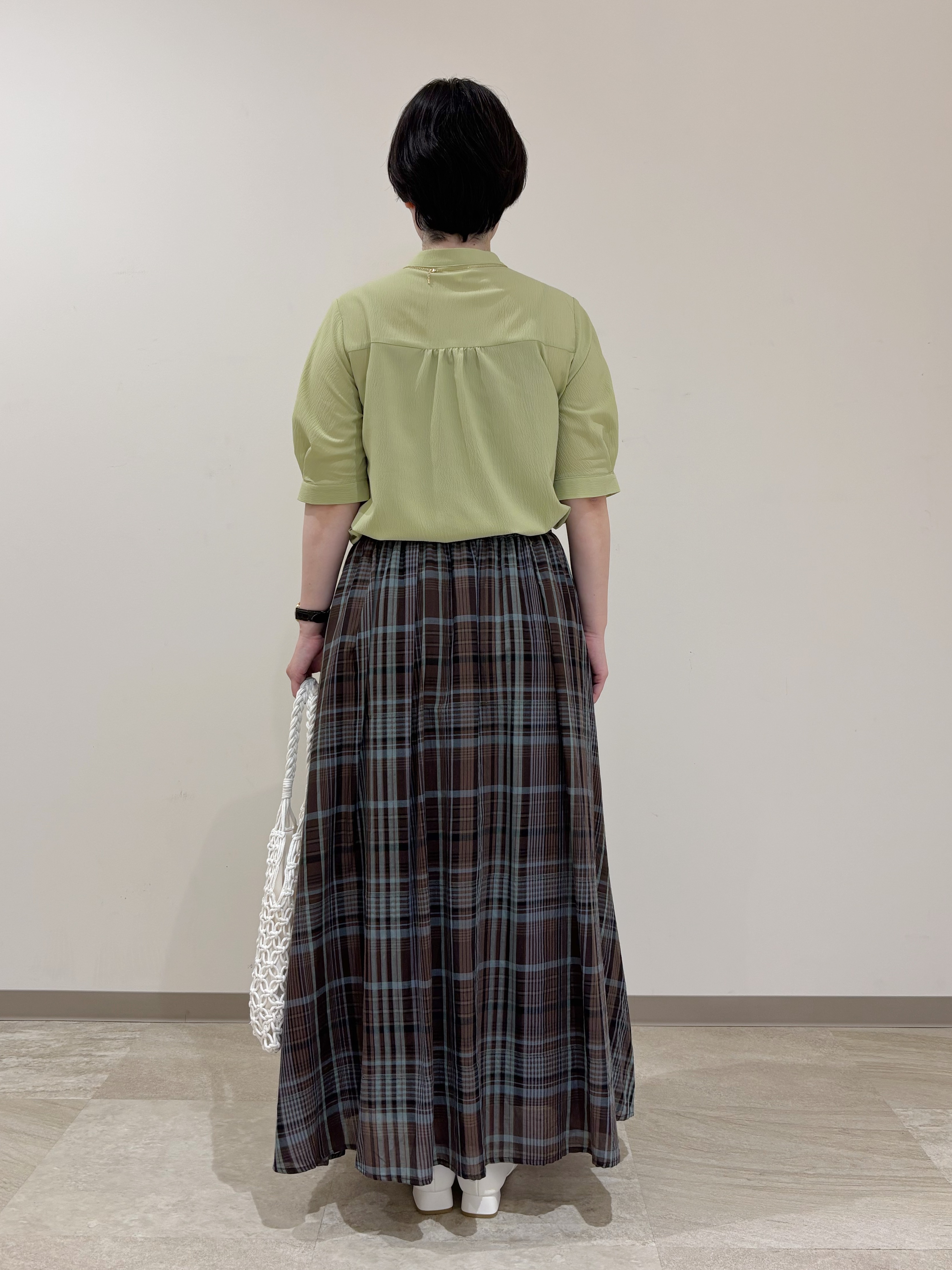 marikoさんの「grove｜【貴島明日香さん着用/体型カバー】ON・OFF使えるスモッキングタックブラウス」を使ったコーディネート