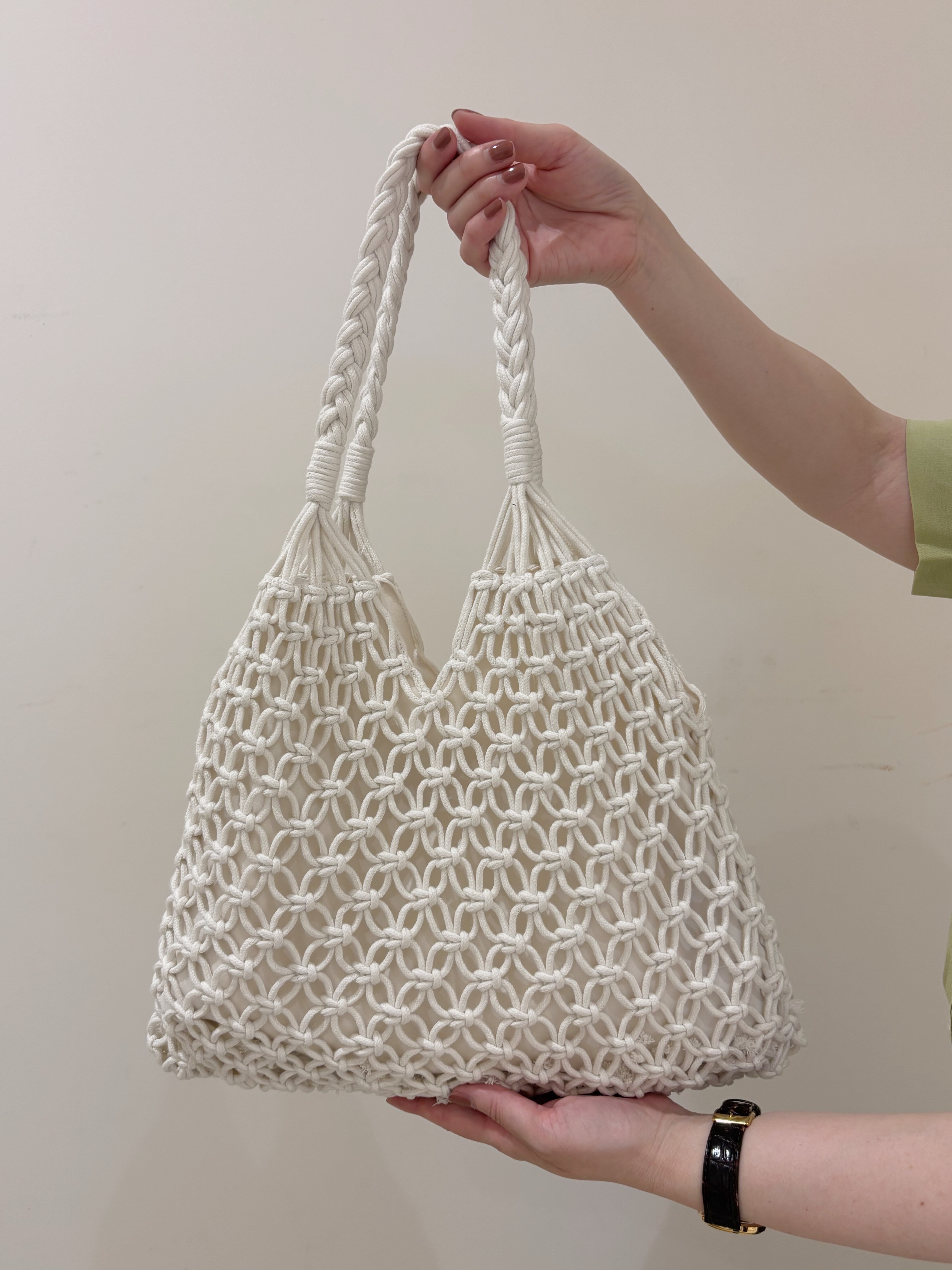 marikoさんの「grove｜【貴島明日香さん着用/体型カバー】ON・OFF使えるスモッキングタックブラウス」を使ったコーディネート