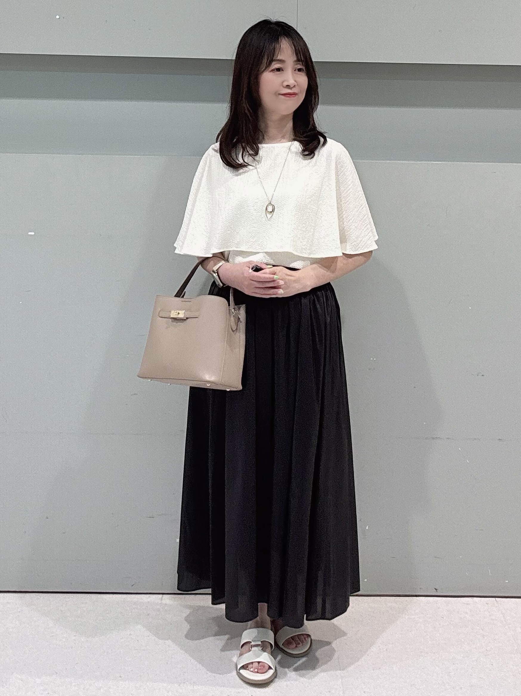 makiさんの「UNTITLED｜【洗える/ストレッチ性/フェミニン】ケープデザインブラウス」を使ったコーディネート