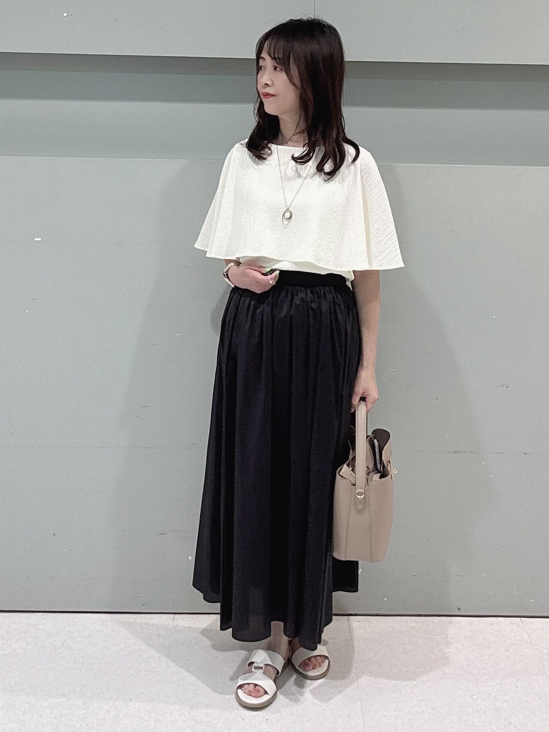 makiさんの「UNTITLED｜【洗える/ストレッチ性/フェミニン】ケープデザインブラウス」を使ったコーディネート