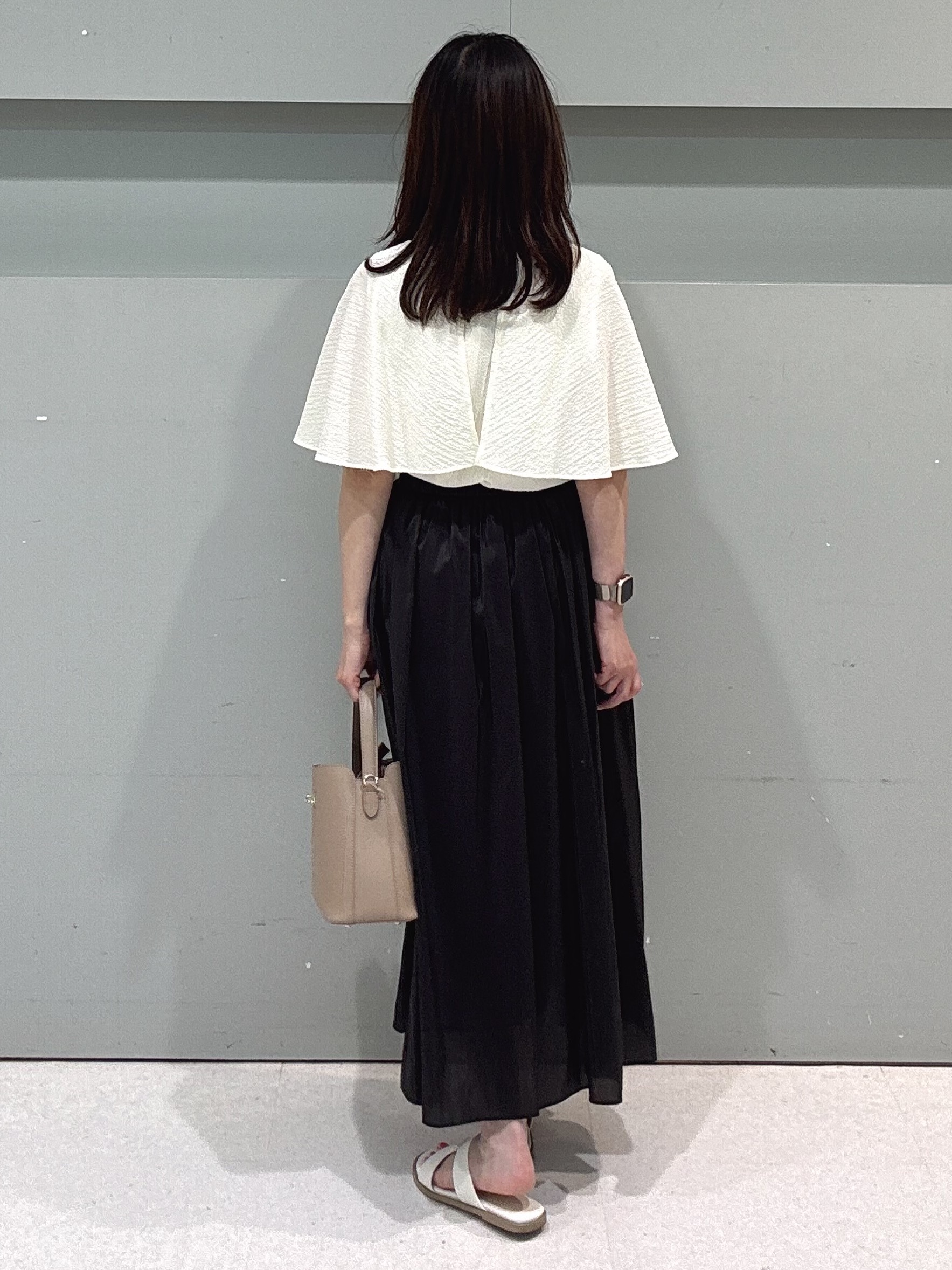 makiさんの「UNTITLED｜【洗える/ストレッチ性/フェミニン】ケープデザインブラウス」を使ったコーディネート