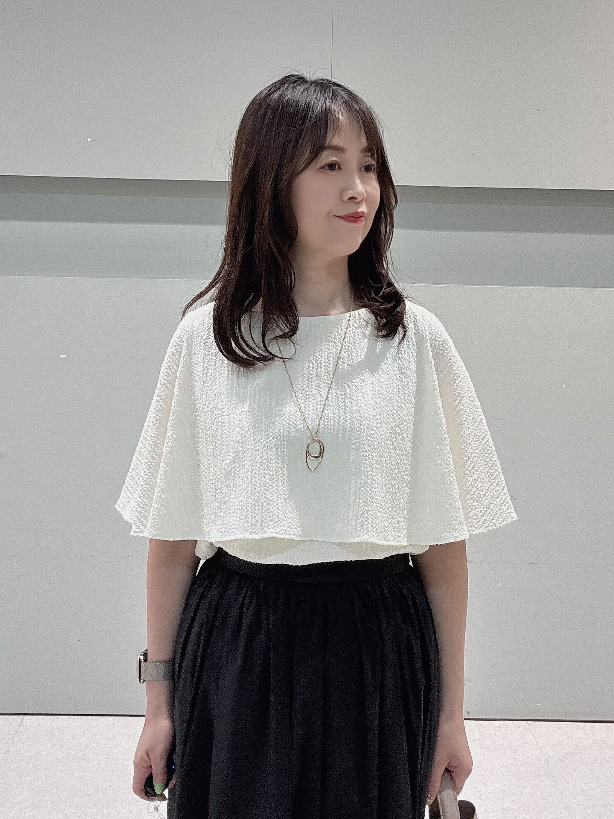makiさんの「UNTITLED｜【洗える/ストレッチ性/フェミニン】ケープデザインブラウス」を使ったコーディネート