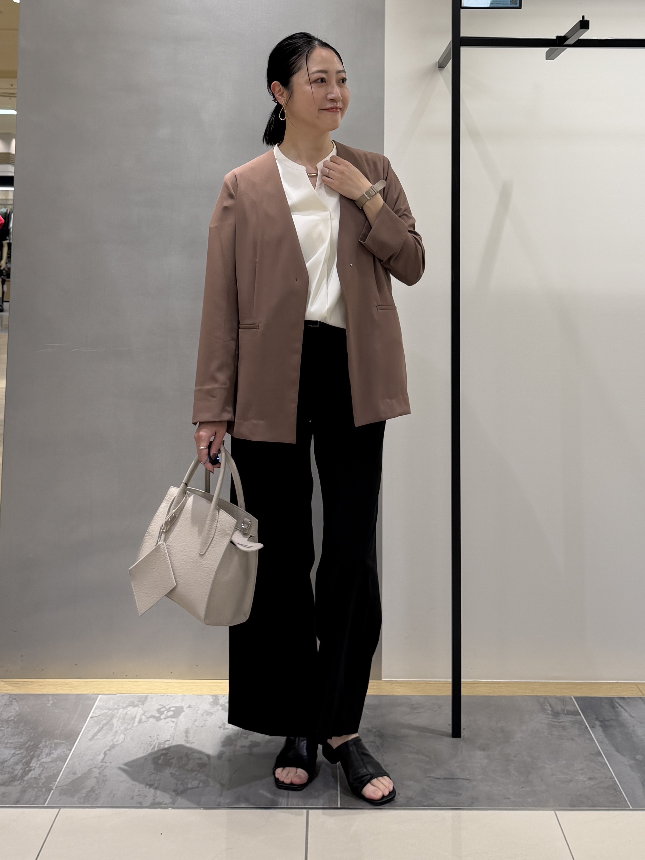 shihoさんの「INDIVI｜【洗える／SETUP可能】スキッパーブラウス」を使ったコーディネート