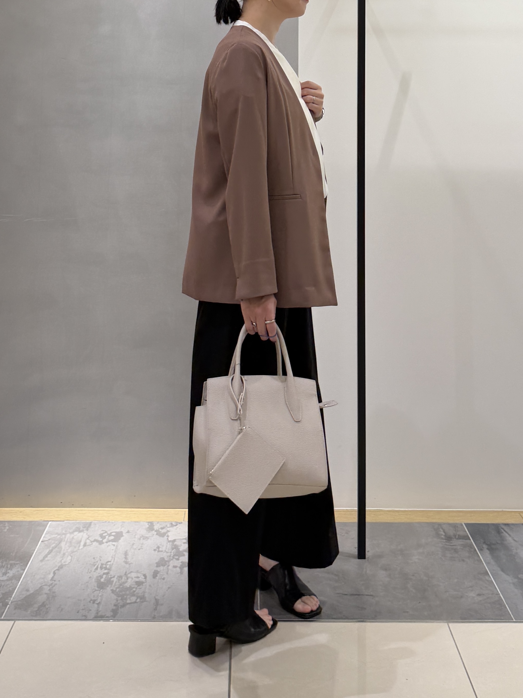 shihoさんの「INDIVI｜【洗える／SETUP可能】スキッパーブラウス」を使ったコーディネート