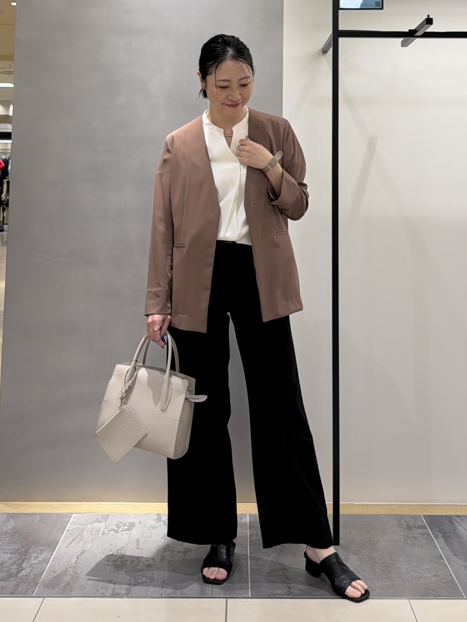 shihoさんの「INDIVI｜【洗える／SETUP可能】スキッパーブラウス」を使ったコーディネート