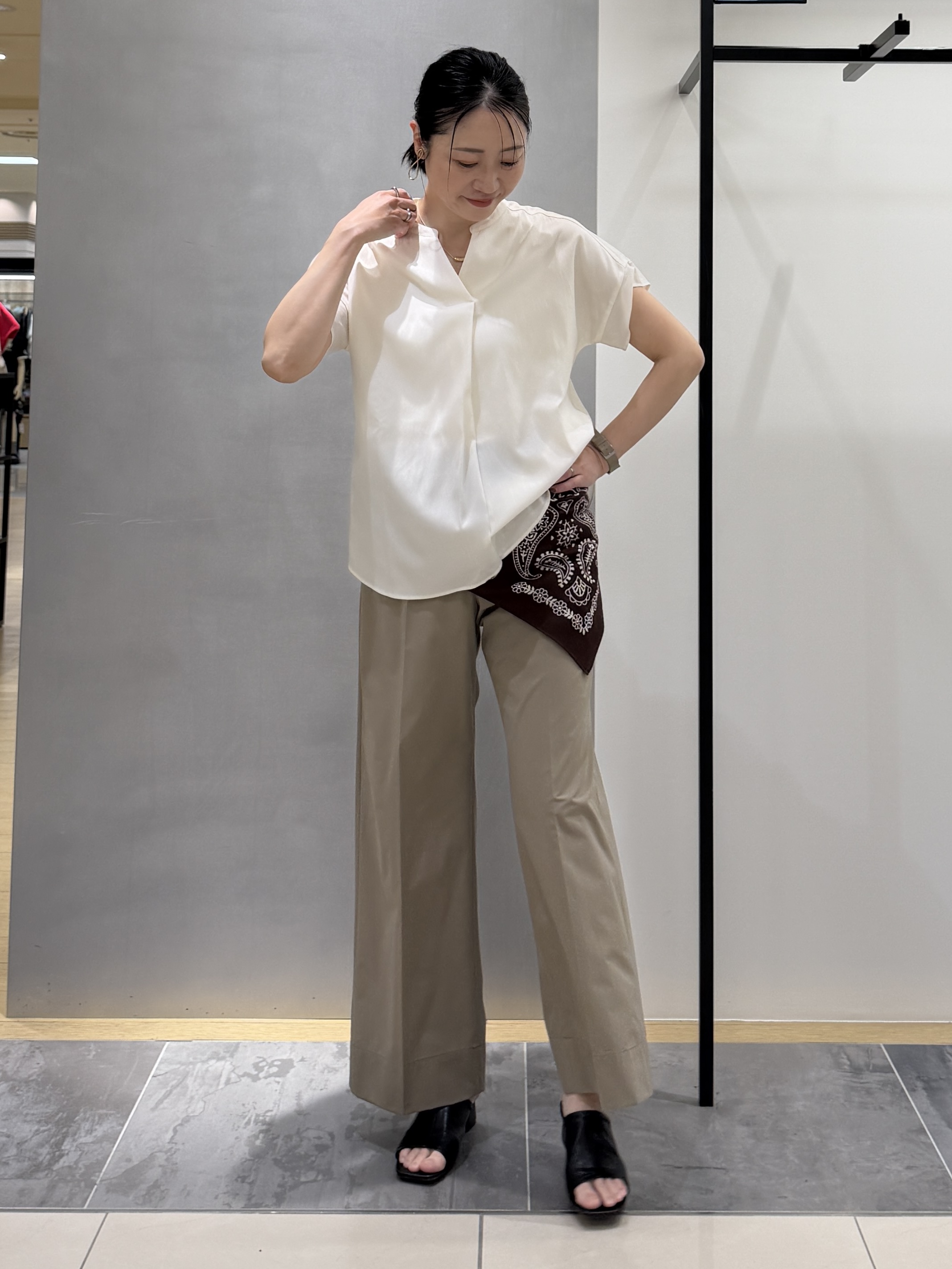 shihoさんの「INDIVI｜【洗える／SETUP可能】スキッパーブラウス」を使ったコーディネート
