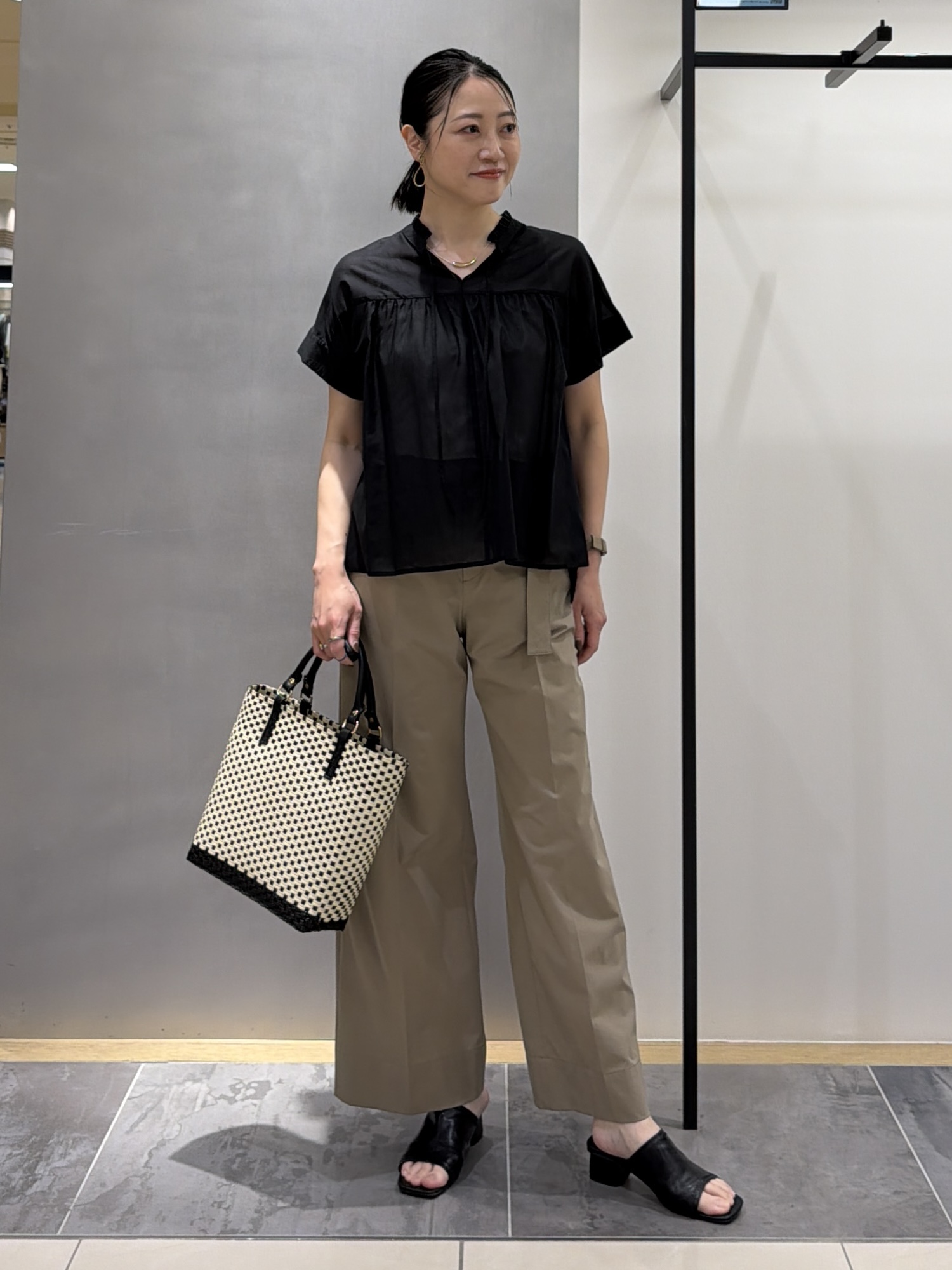 shihoさんの「INDIVI｜【洗える／軽やか】フリル衿ギャザーブラウス」を使ったコーディネート