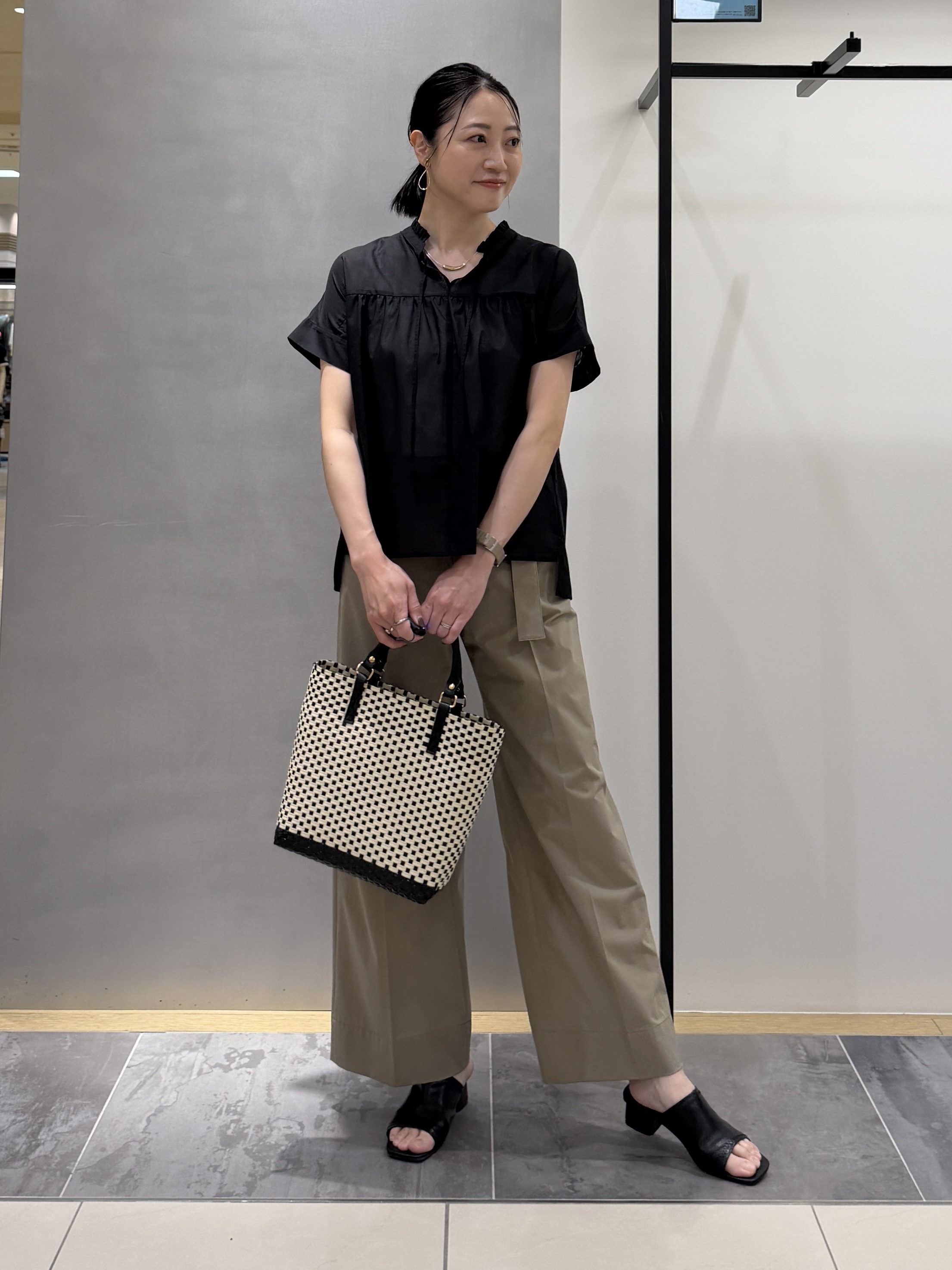 shihoさんの「INDIVI｜【洗える／軽やか】フリル衿ギャザーブラウス」を使ったコーディネート