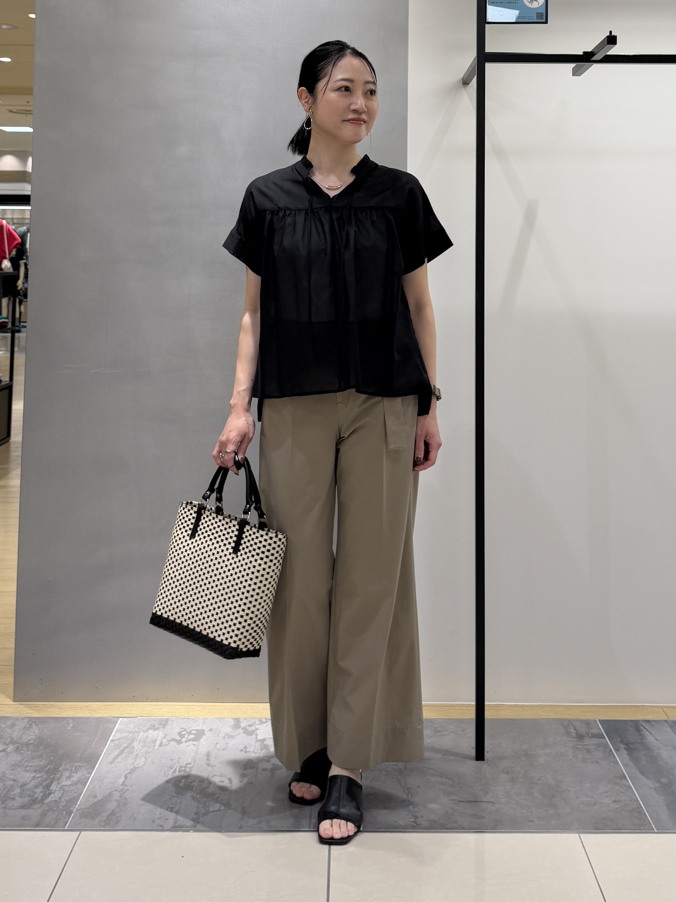 shihoさんの「INDIVI｜【洗える／軽やか】フリル衿ギャザーブラウス」を使ったコーディネート